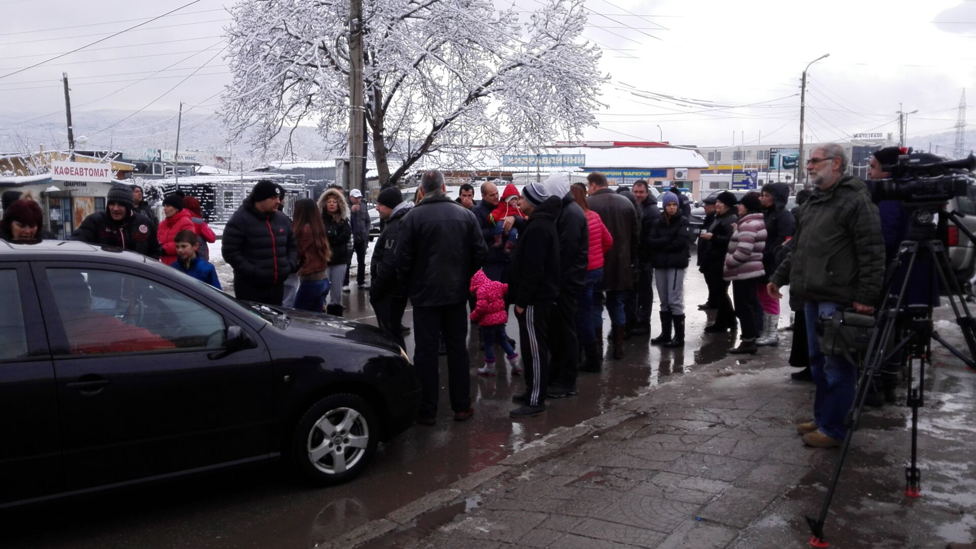 Блокираха шосето в Горубляне заради спряно електричество (Снимки)