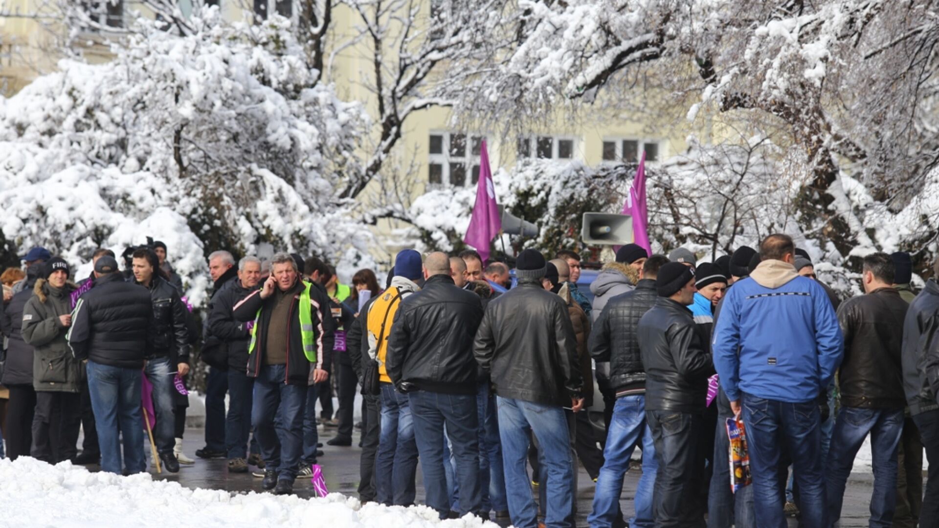 Около 150 пожарникари се събраха на протест, разбраха се с министъра частично (Снимки)