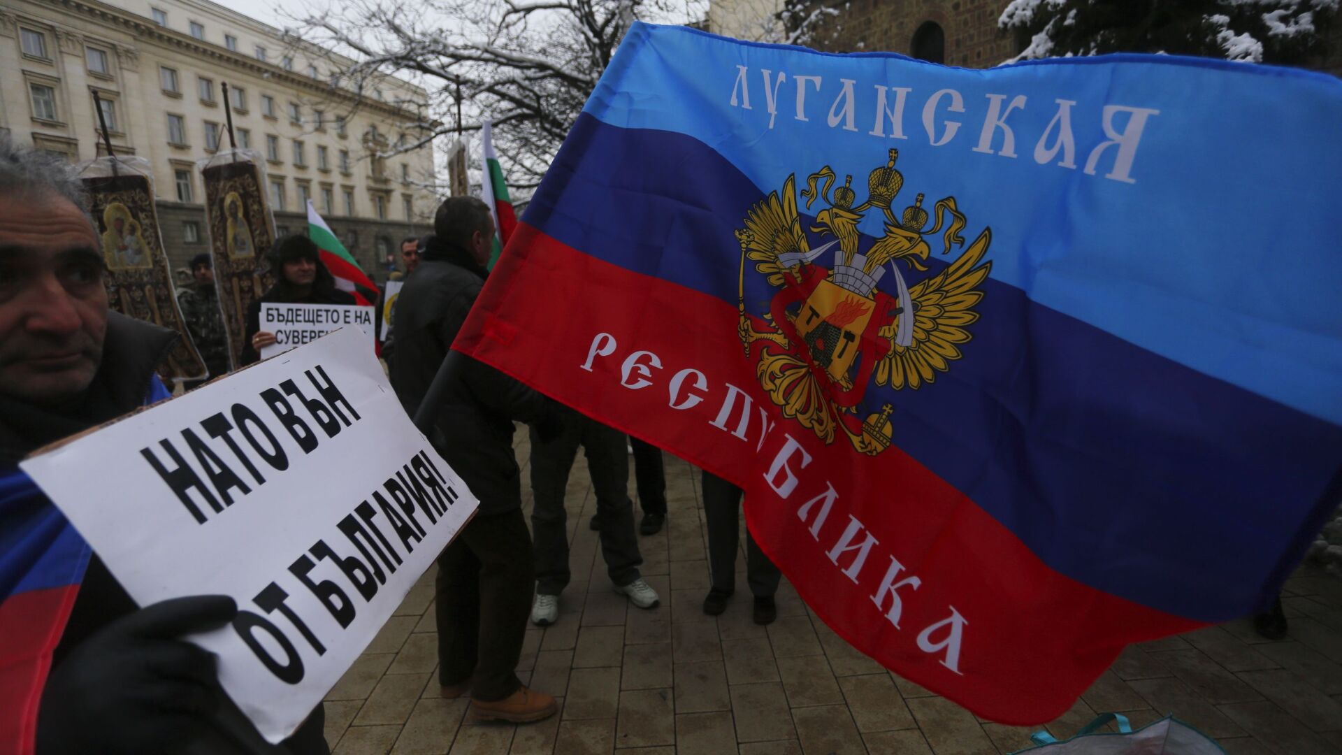 Протест срещу НАТО пред Президентството (СНИМКИ)