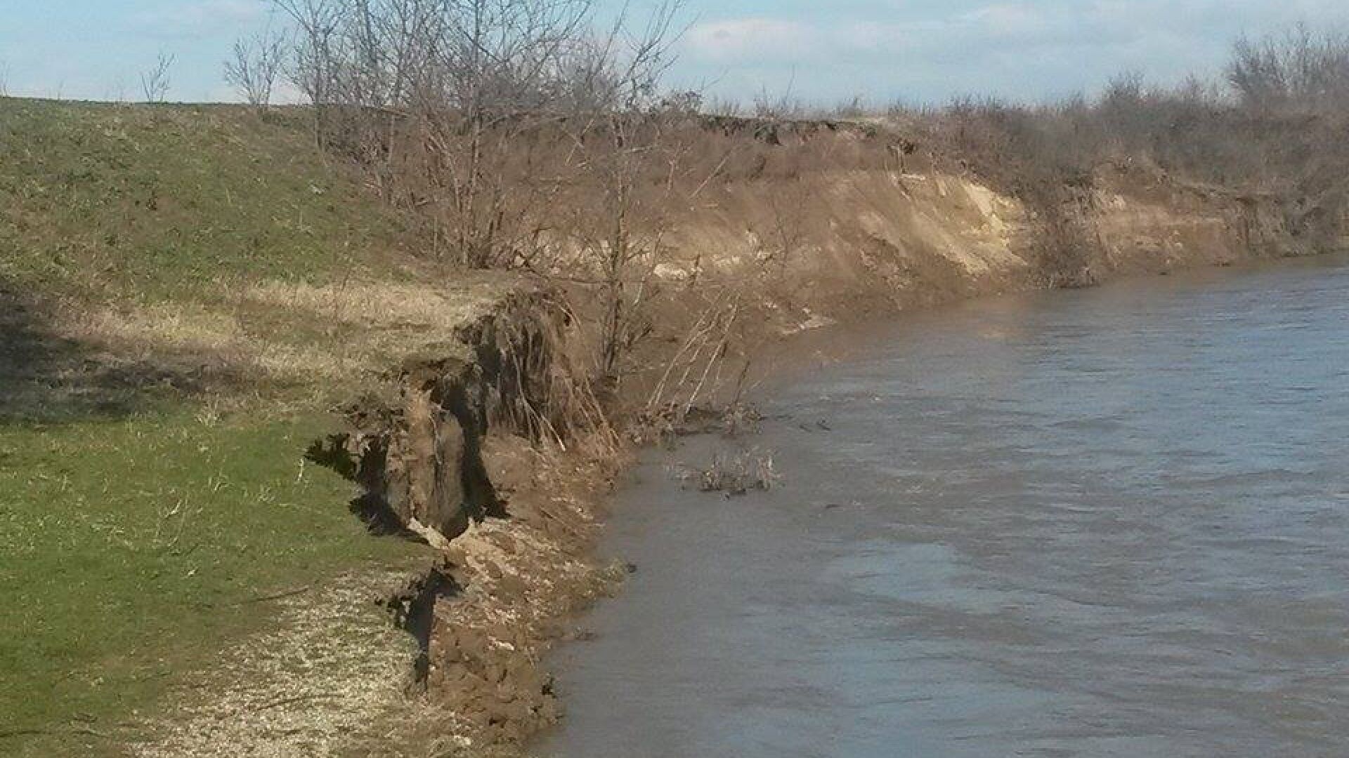 Стряма руши диги край село и магистрала (СНИМКИ И ВИДЕО)