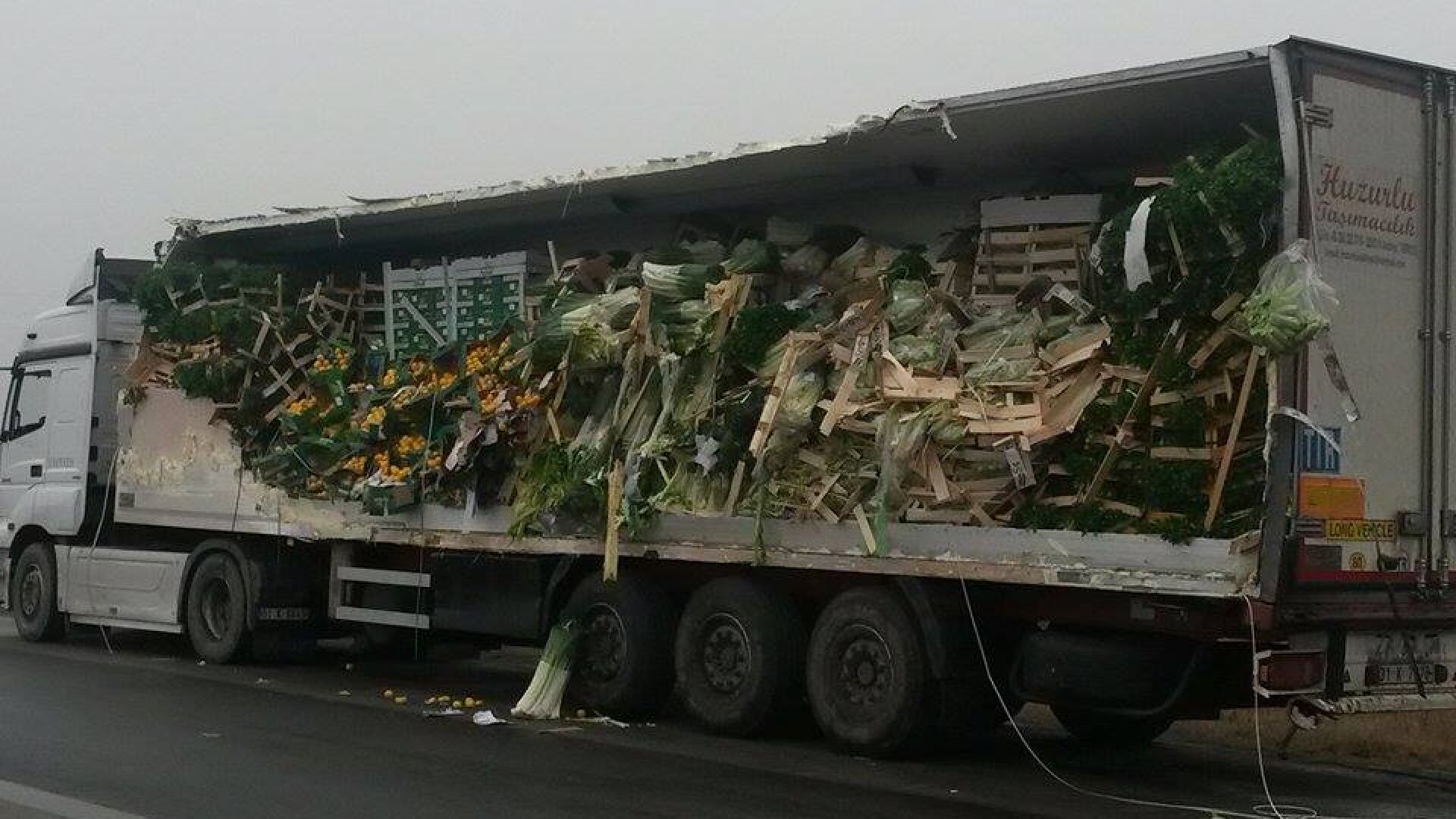 Турски ТИР разпиля праз и цитруси по 