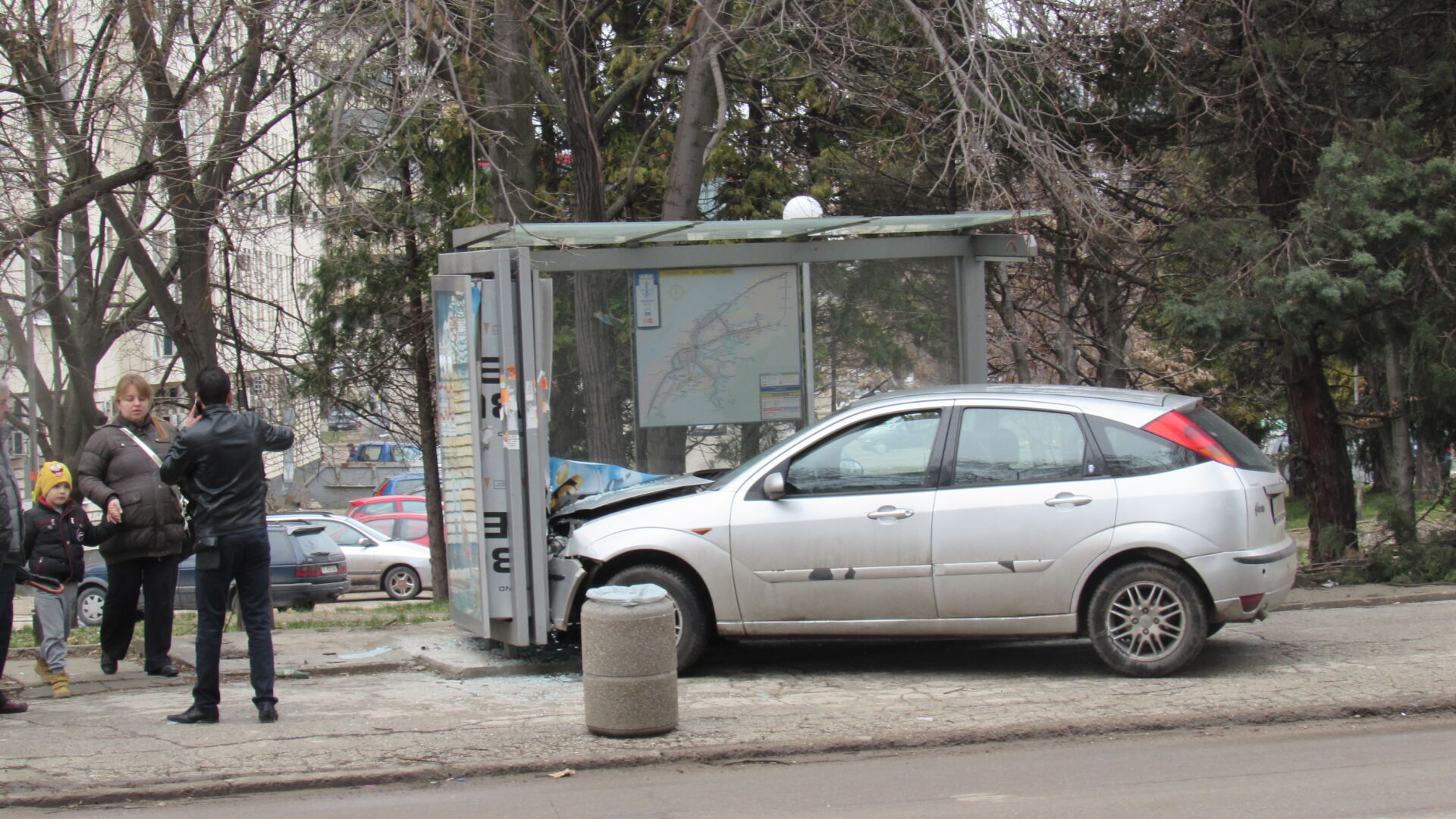 Лека кола връхлетя върху автобусна спирка в Русе (СНИМКИ)