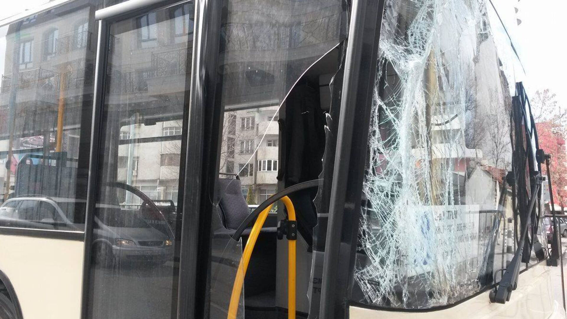 Два автобуса на градския транспорт се удариха в Пловдив (СНИМКИ)