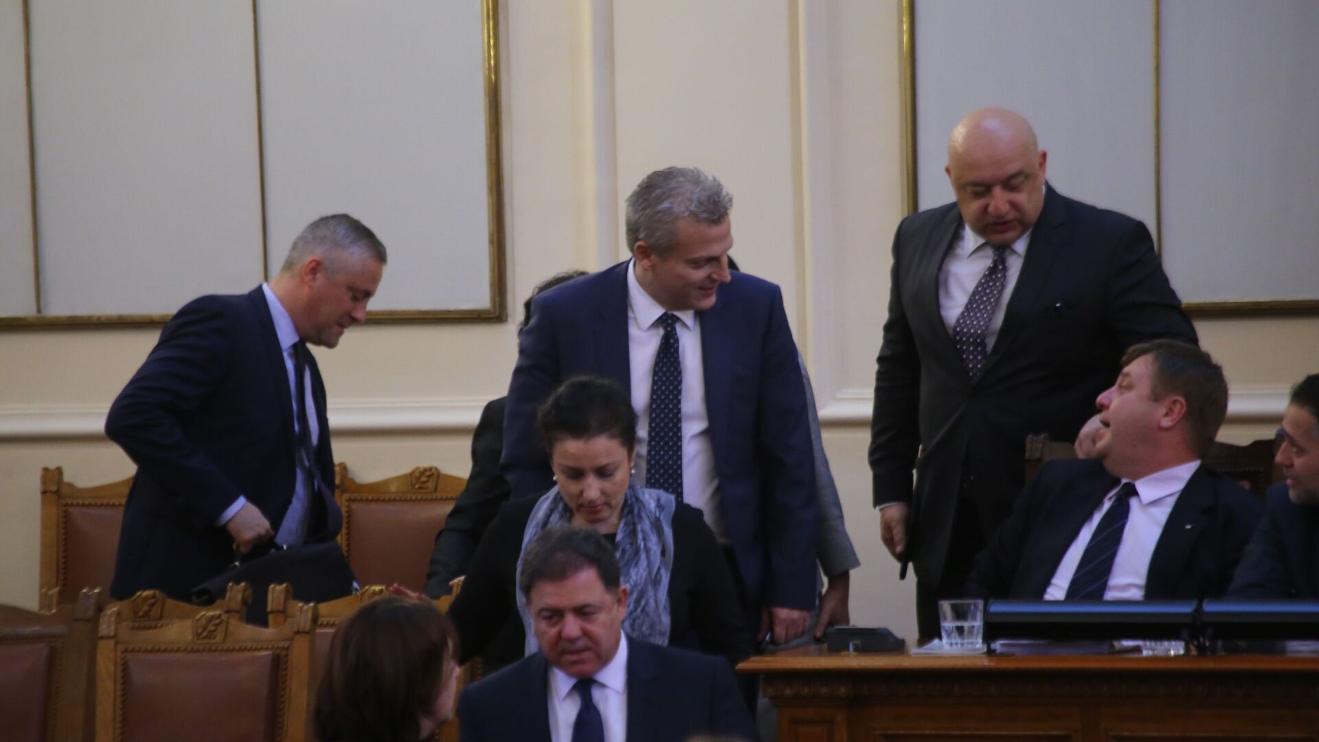 Очаквано: Кабинетът оцеля при вота на недоверие