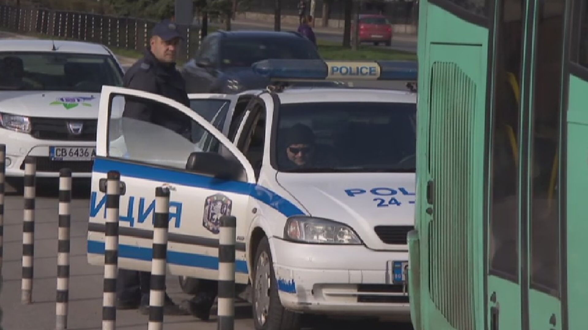 София: Разярен шофьор на автобус отнесе вратата на лек автомобил