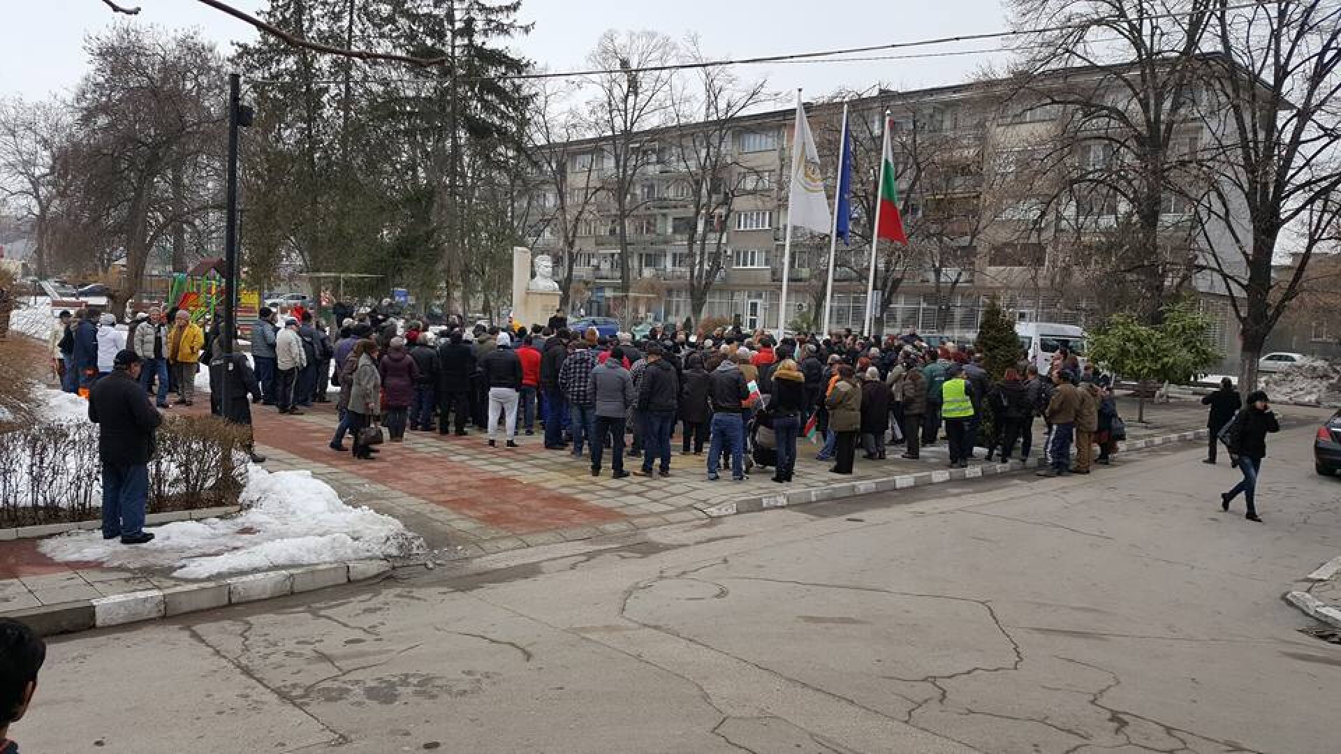 В Стамболийски протестираха срещу ремонт на подлез, направил го по-опасен