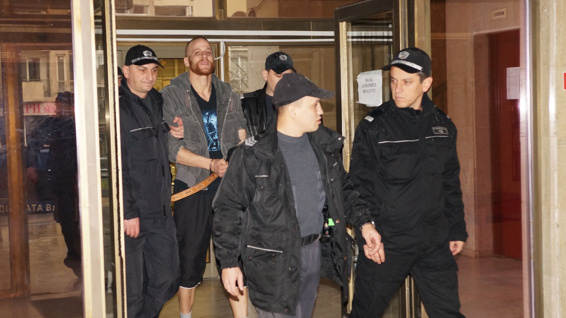 Малката Рижа с нов „панаир” в съда, остава в ареста (СНИМКИ)