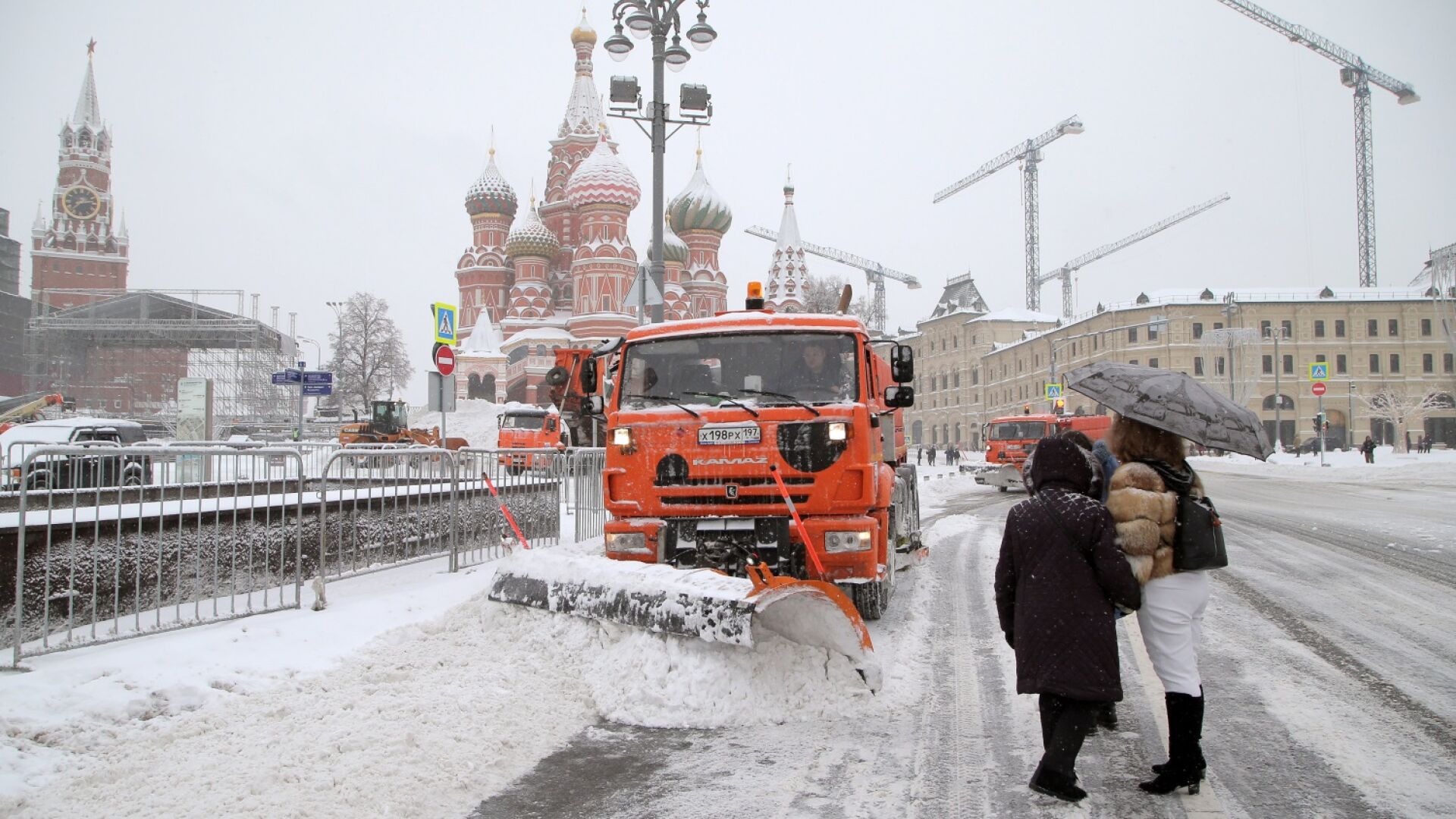 Снегът в Москва – със 100-годишен рекорд (ГАЛЕРИЯ)