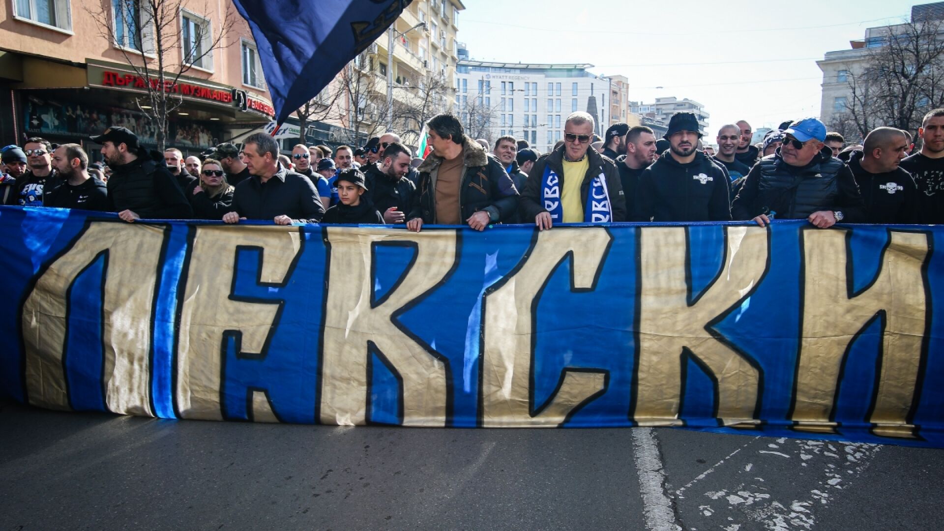 Феновете и ръководството на 