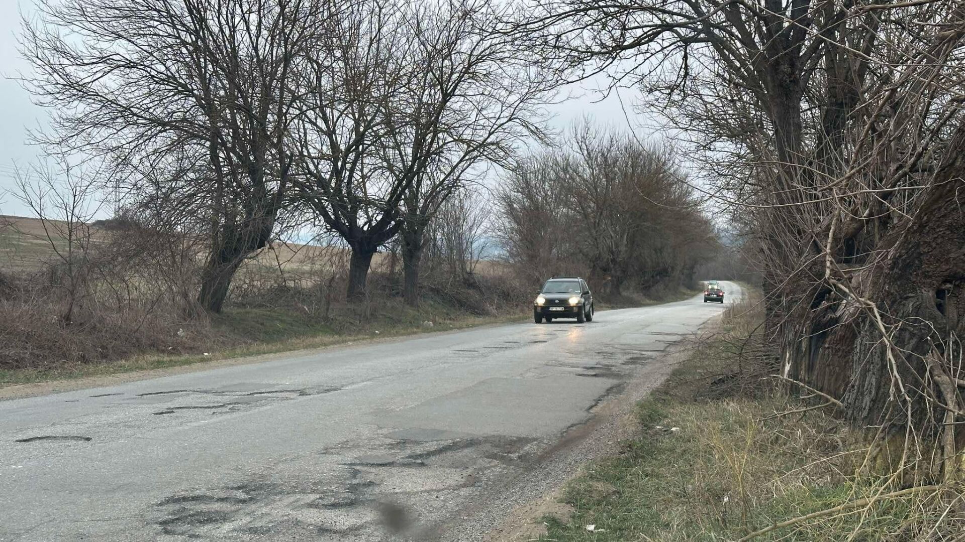 Дупки като лунни кратери на обхода на Мездра – Ботевград