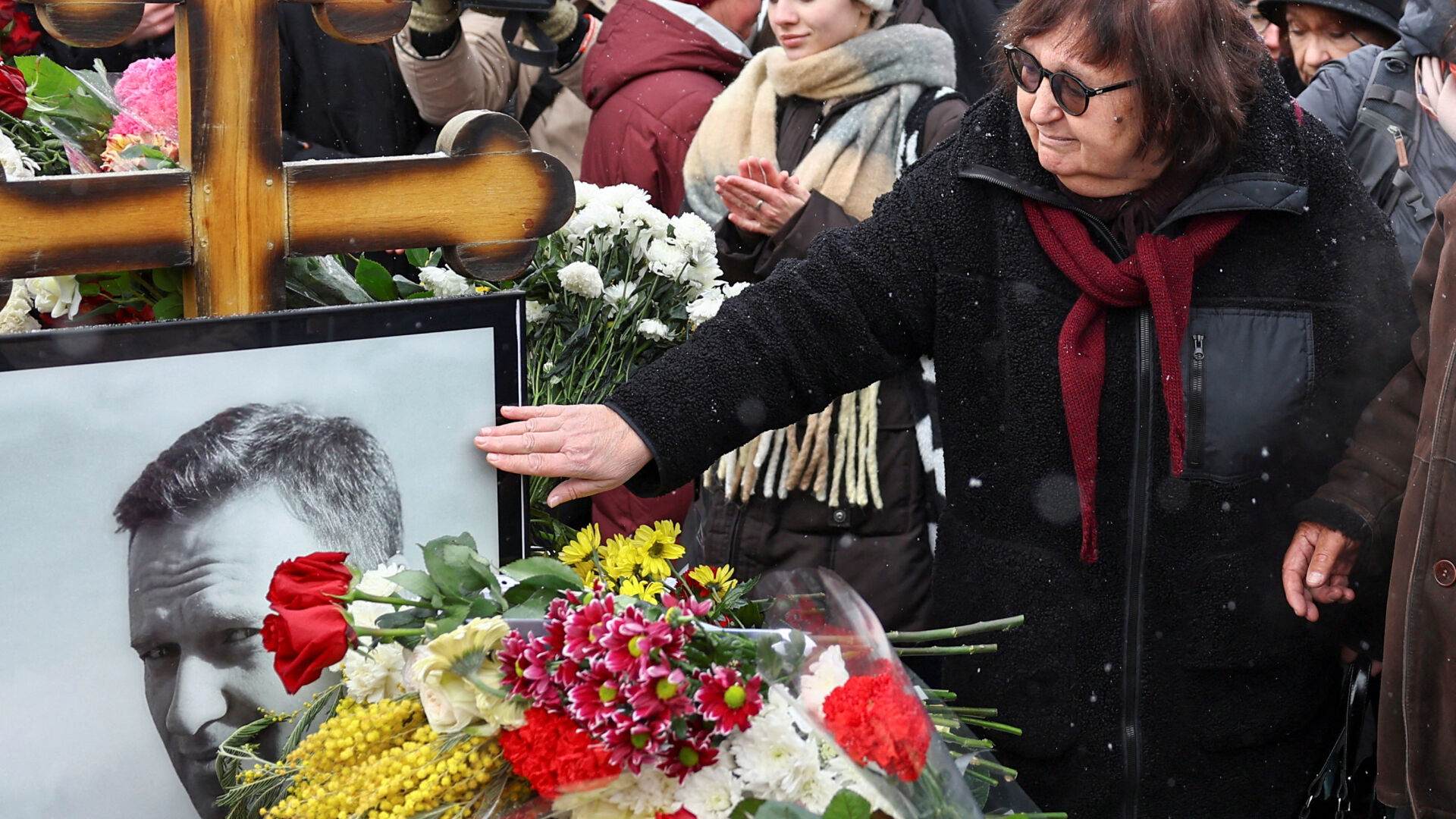 Година от смъртта на Навални: Стотици положиха цветя на гроба му в Москва (СНИМКИ)