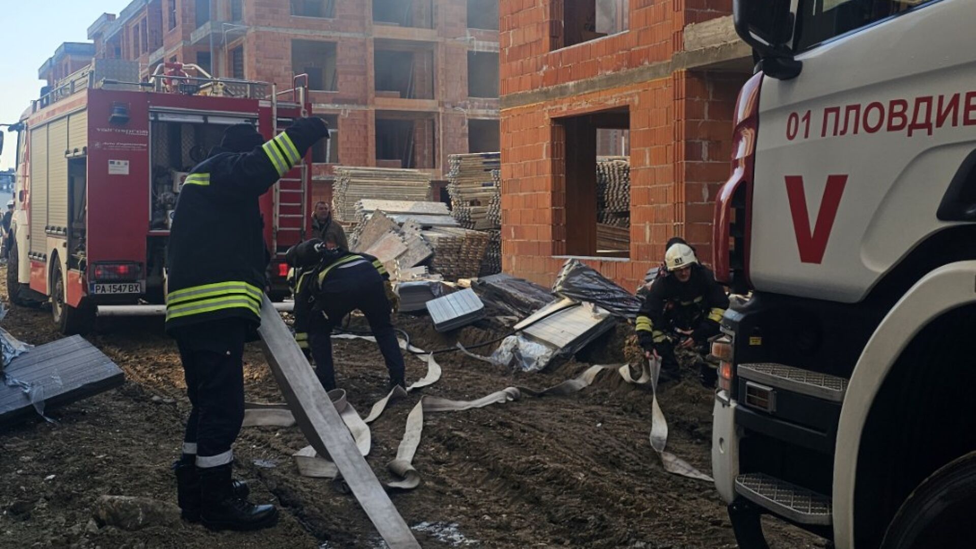 Пожар в новостроящ се жилищен комплекс в Пловдив (СНИМКИ)