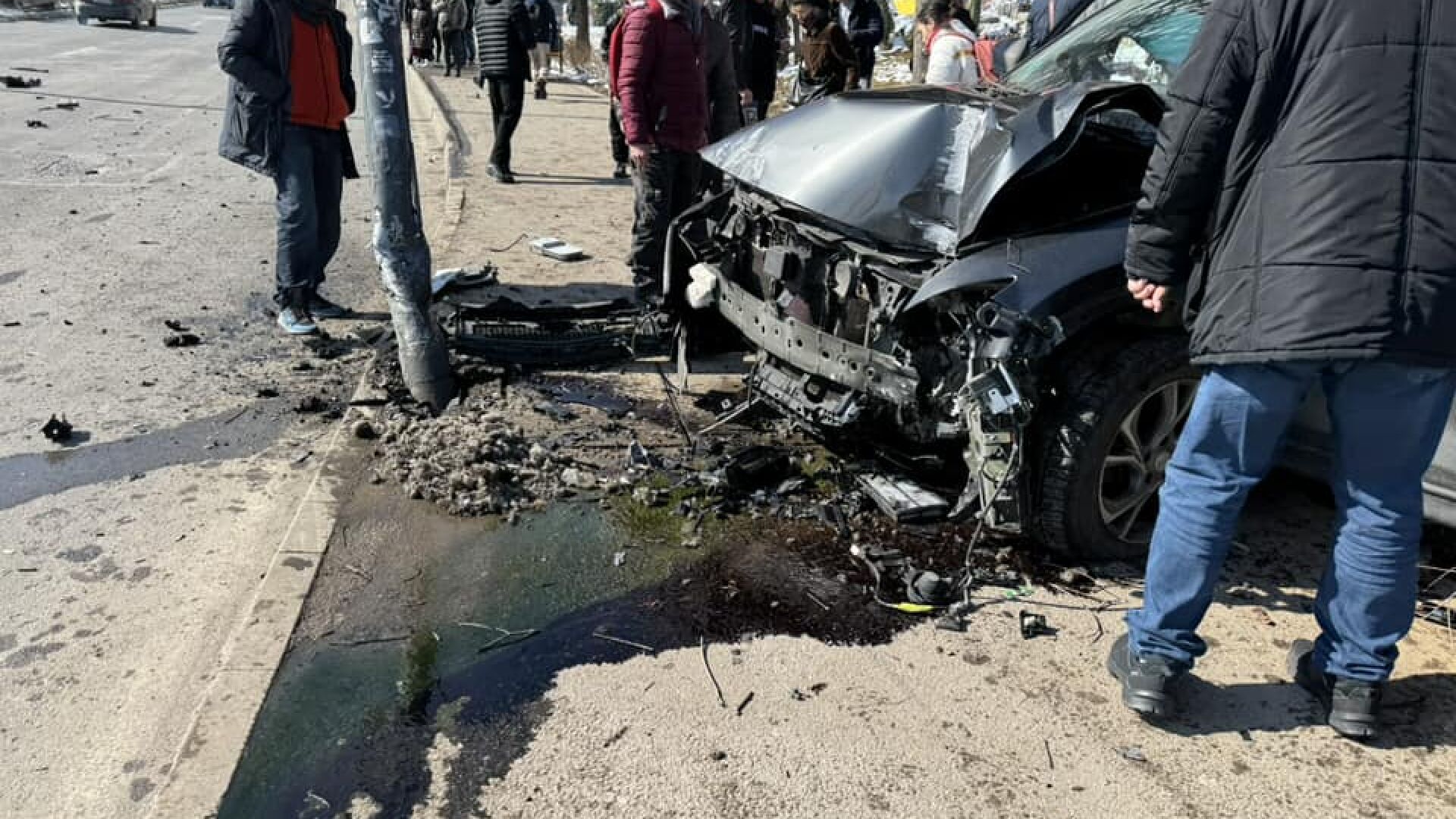 „Чудо, че не отнесе хората“: Кола се заби в стълб пред автобусна спирка в София (СНИМКИ)