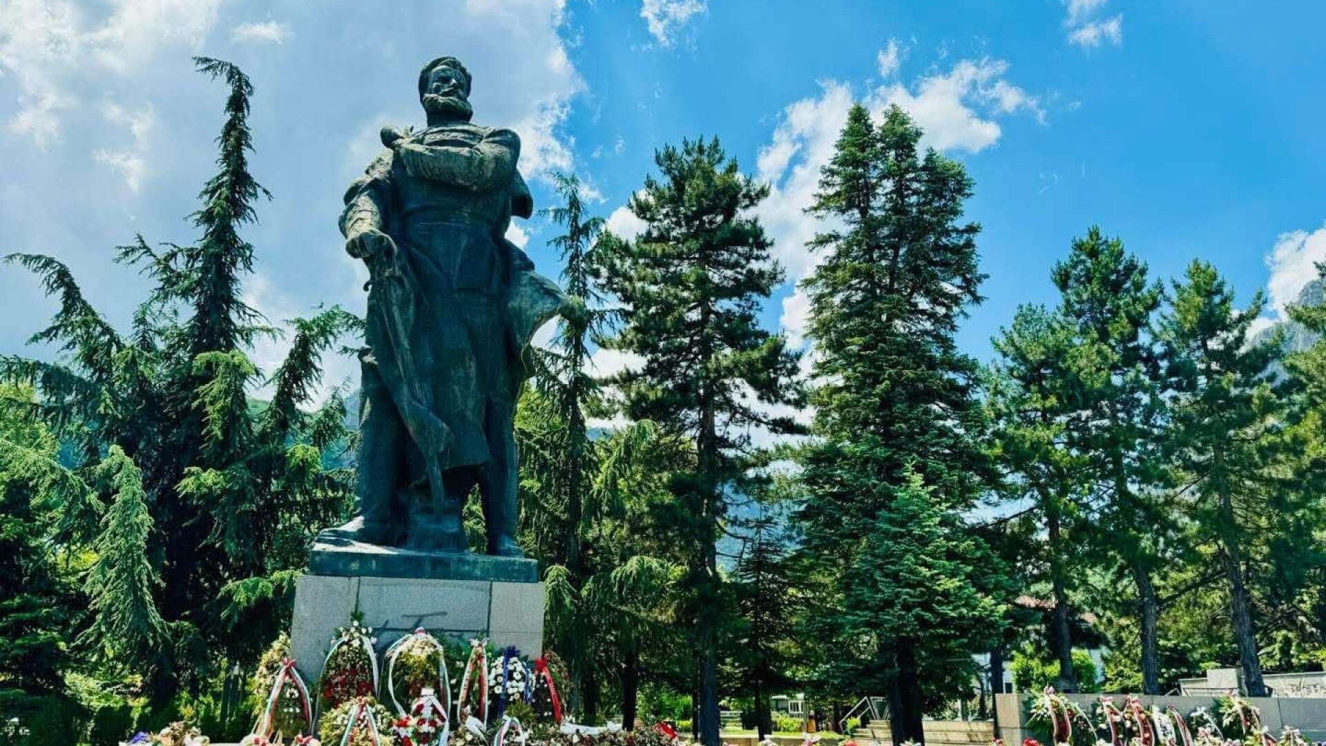 Демонтират паметника на Христо Ботев от площада във Враца (СНИМКИ)