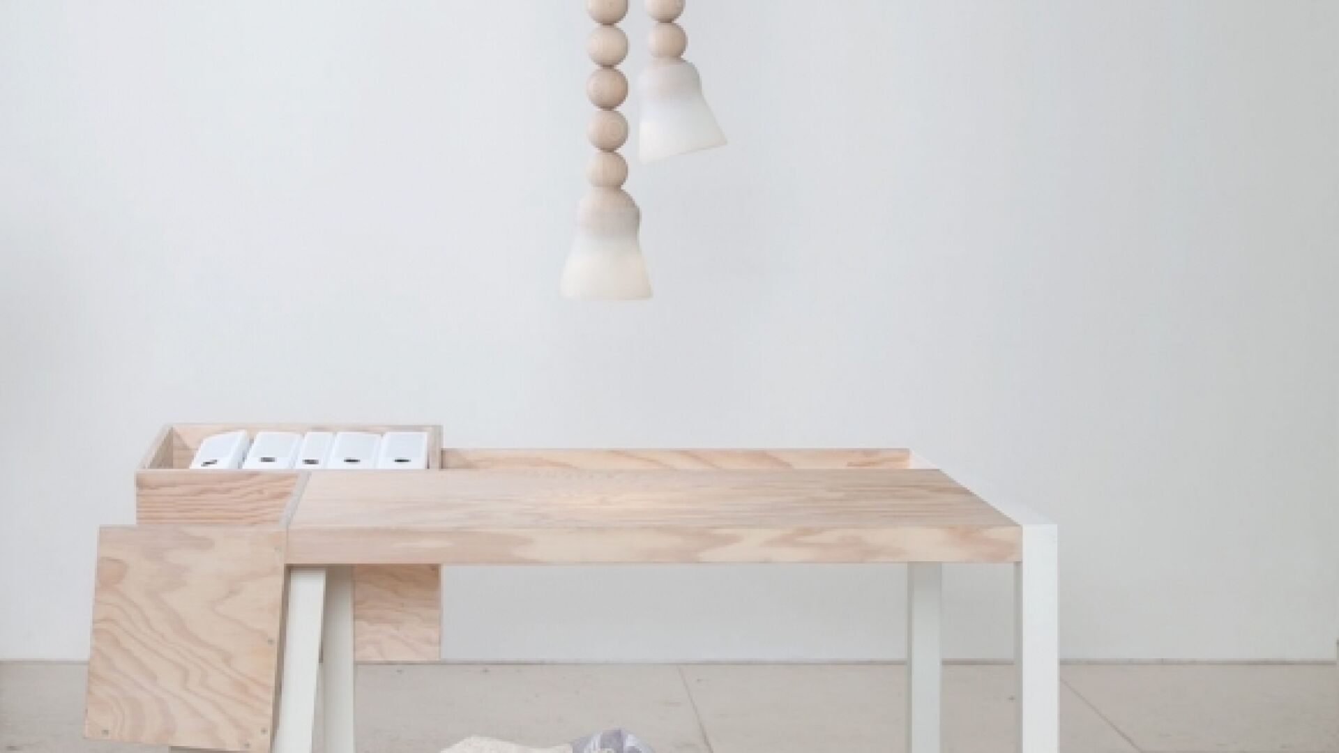 Clark Nude Desk от Llot Llov