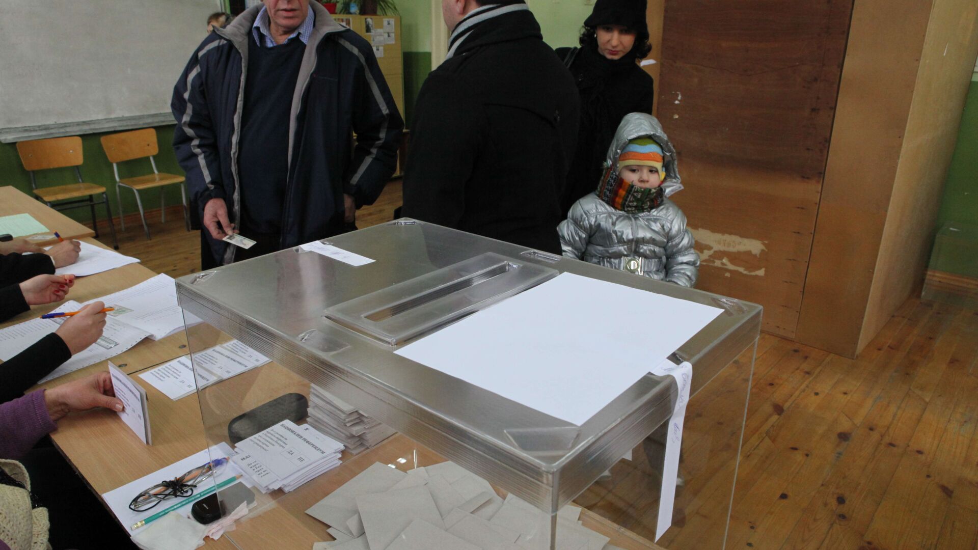 България гласува на първия си демократичен референдум