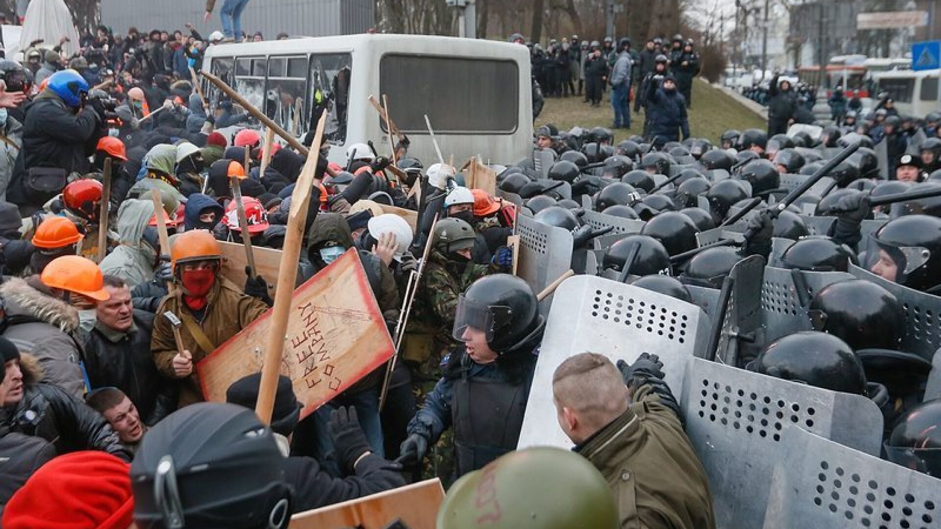 Ожесточени сблъсъци в Киев, 200 000 излязоха на площада