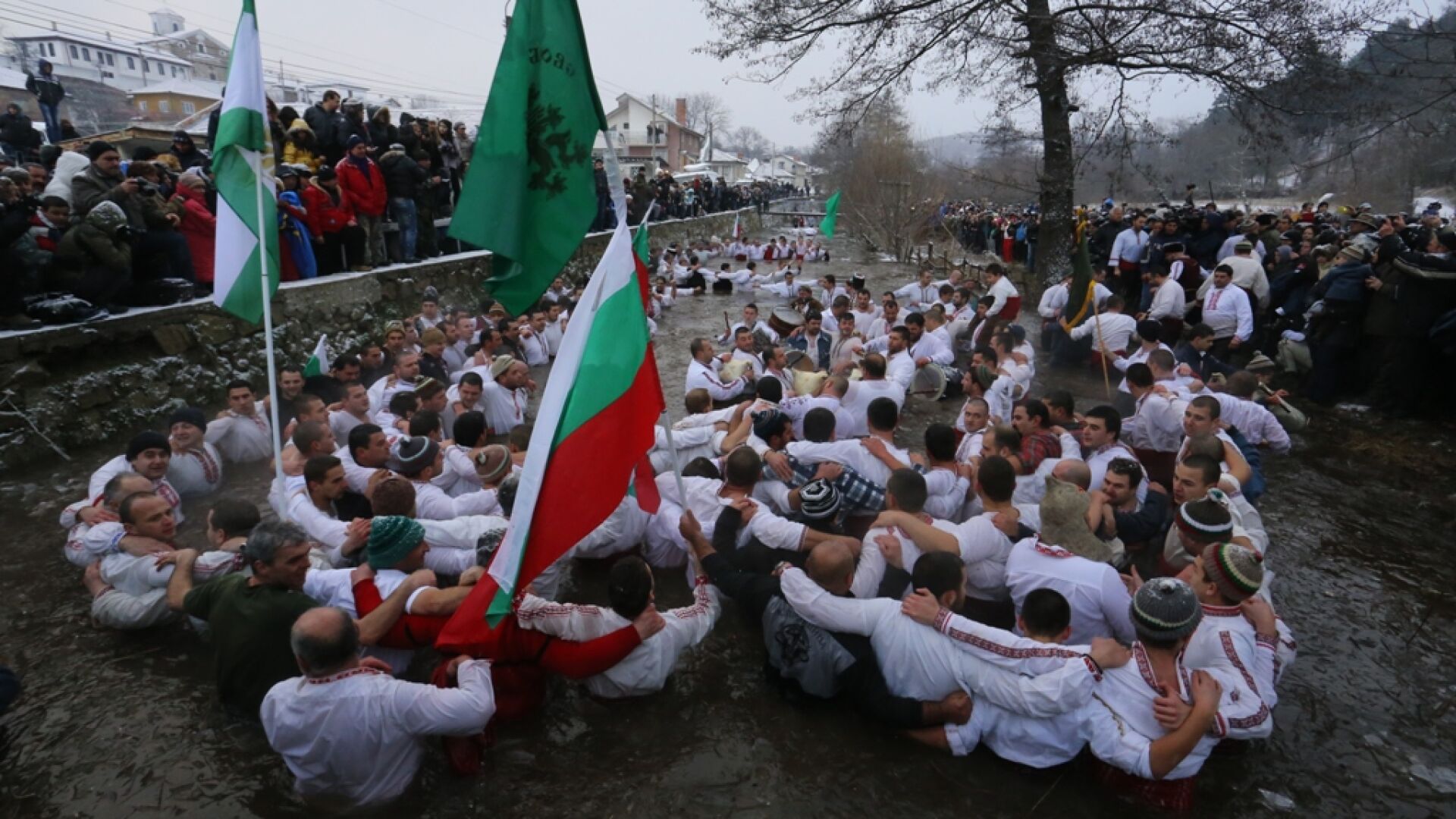 Мъжкото хоро в ледените води на Тунджа (ОБЗОР)