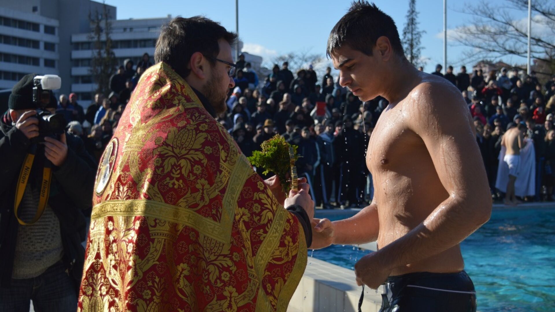 Гимназист извади кръста в Сандански