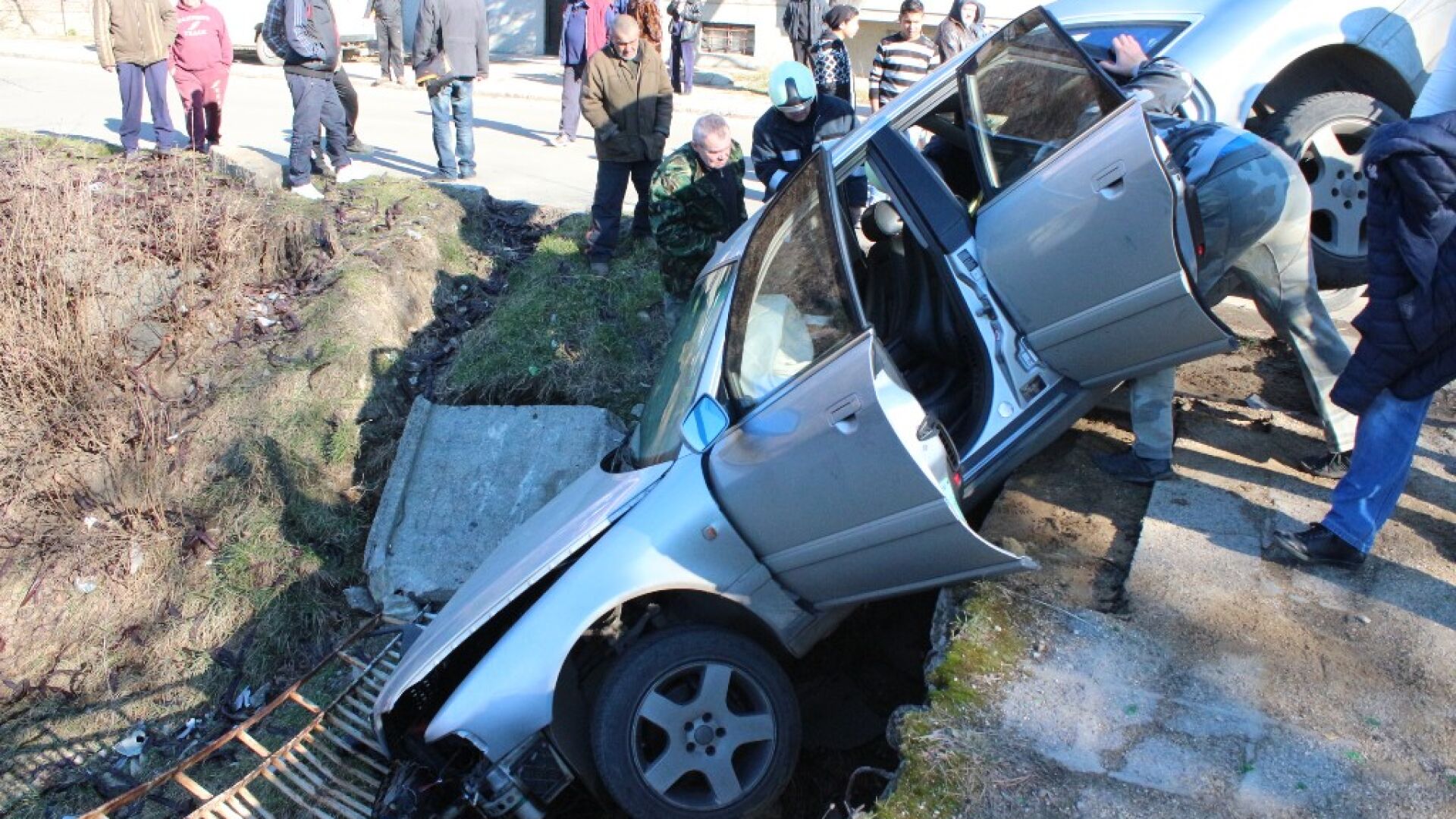 Автомобил падна в река в Казанлък (СНИМКИ)