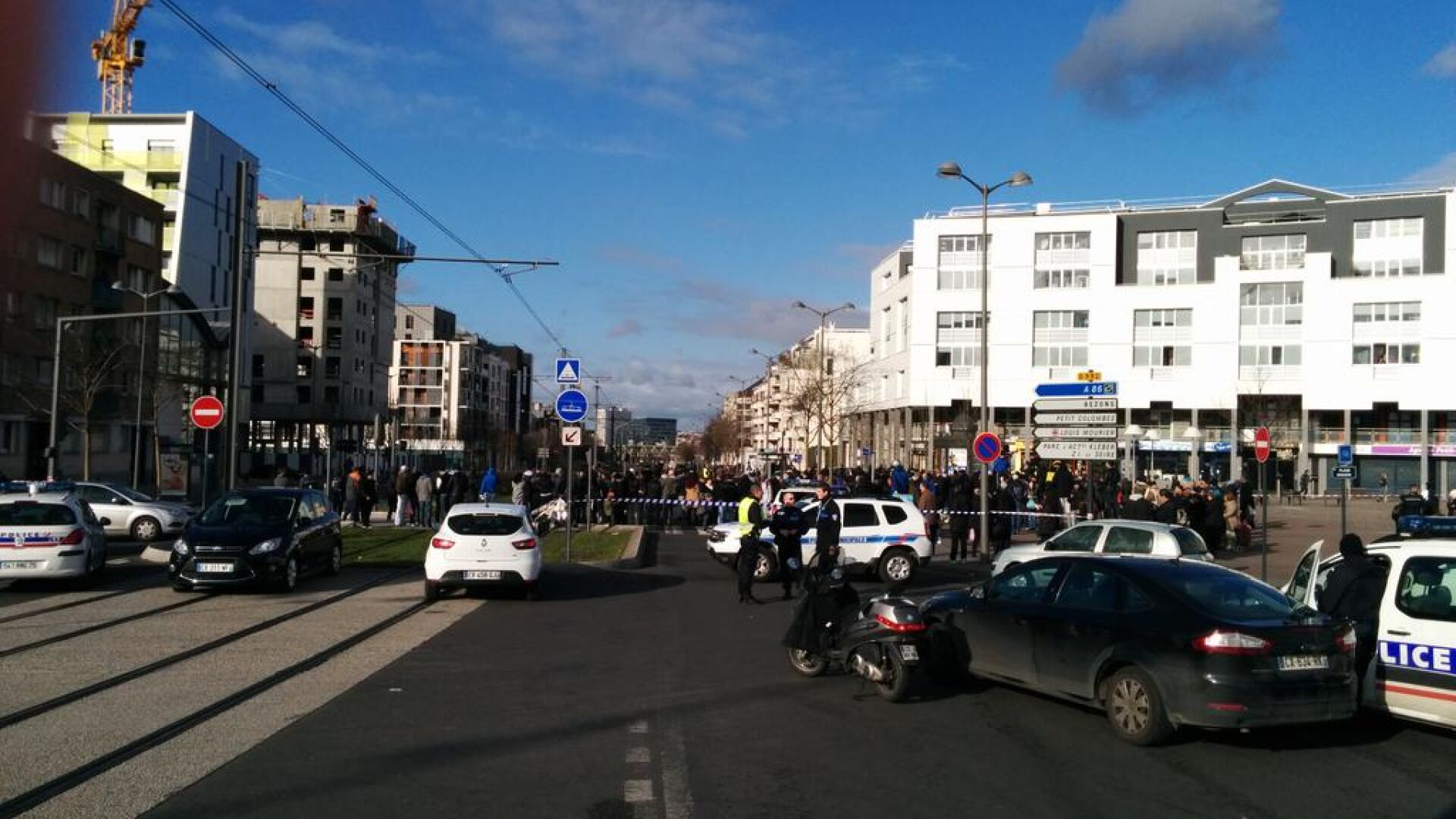 Въоръжен взе заложници в поща в Париж заради любовна драма (СНИМКИ)