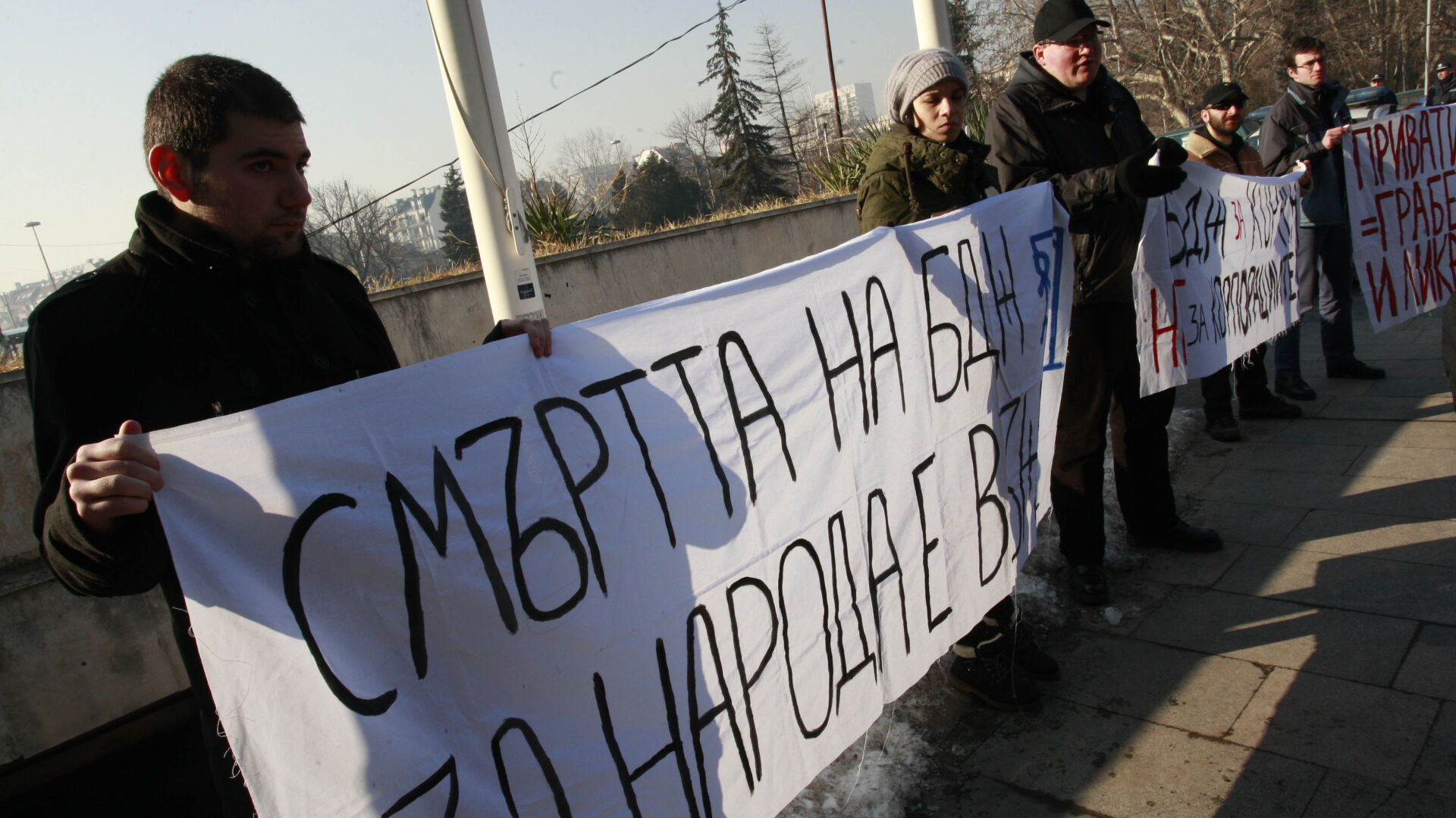 Граждани поканиха Бойко Борисов да се вози с тях във влака от Банкя до София