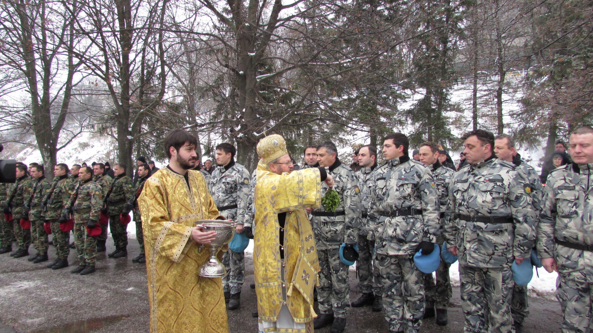 Млади мъже извадиха кръста в Русе и Смолян (СНИМКИ)