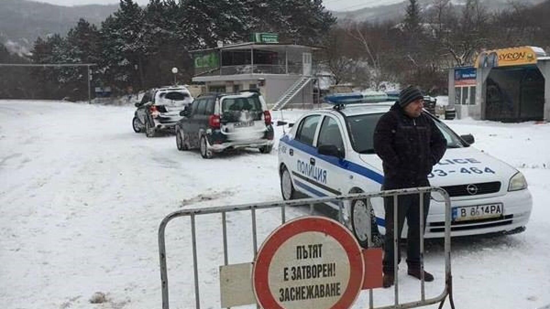 Затворен път блокира десетки на изхода на Врана (СНИМКИ И ВИДЕО)
