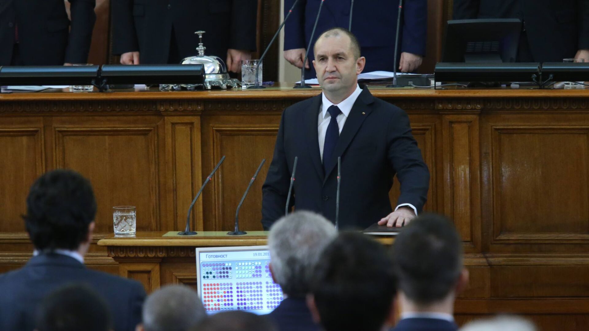 Румен Радев се закле, обидени депутати напуснаха залата (ОБЗОР)