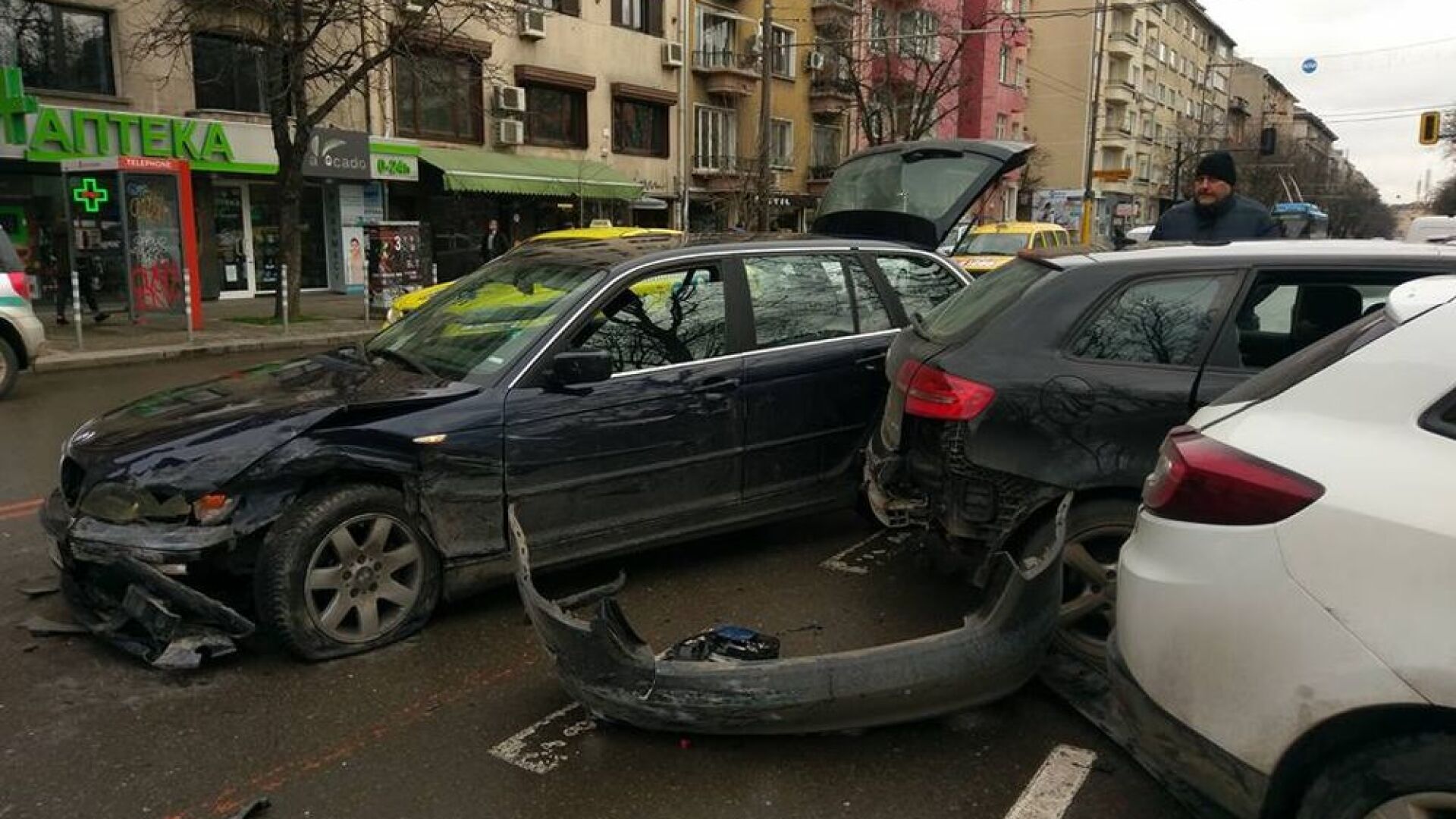 Кола блъсна три други на бул. „Патриарх Евтимий” в столицата (СНИМКИ)