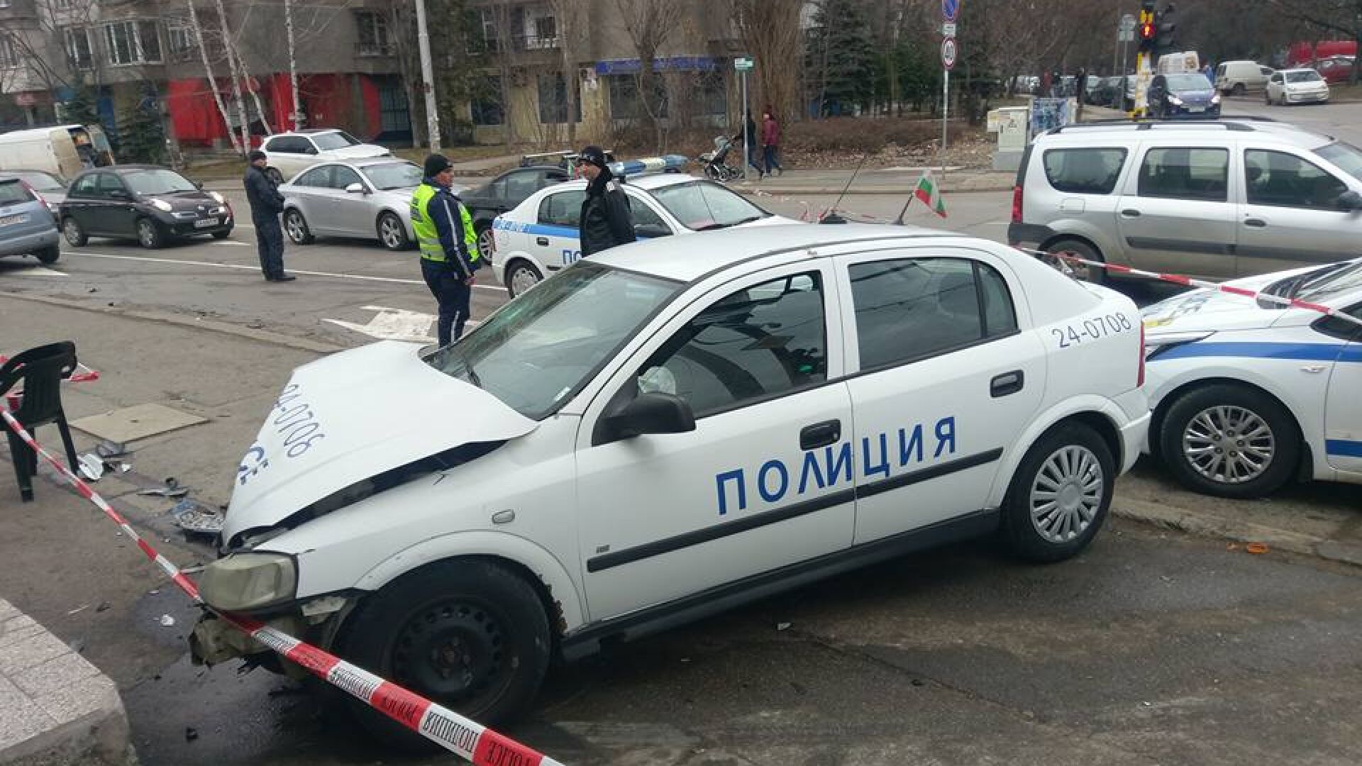 Катастрофа между патрулка и лека кола в столичния кв. „Младост” (СНИМКИ)