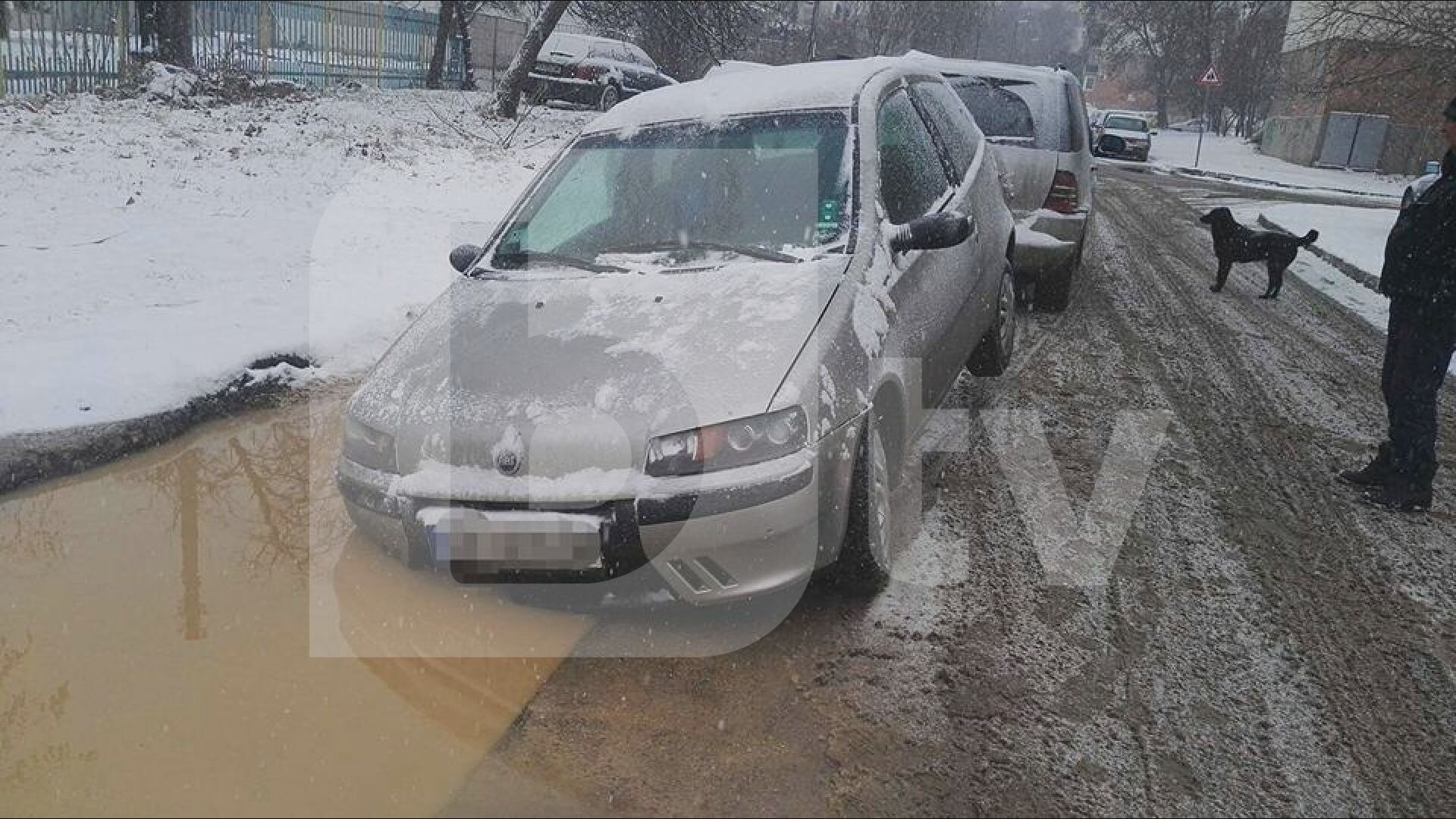 Кола пропадна в гигантска дупка в столичния кв. „Люлин” (СНИМКИ И ВИДЕО)