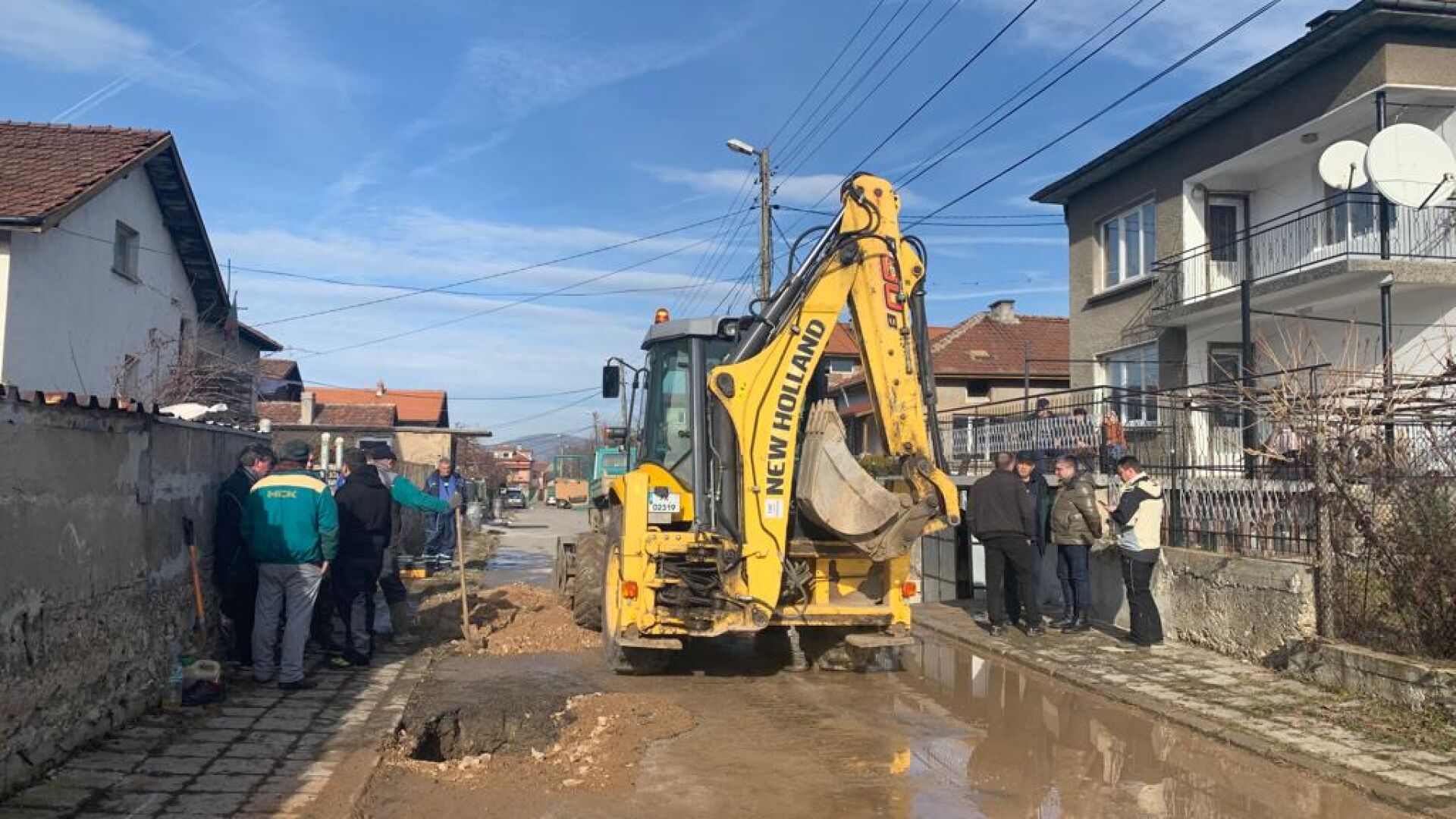 Екипи на ВиК работят по отстраняването на аварията в пернишкия кв. „Църква”