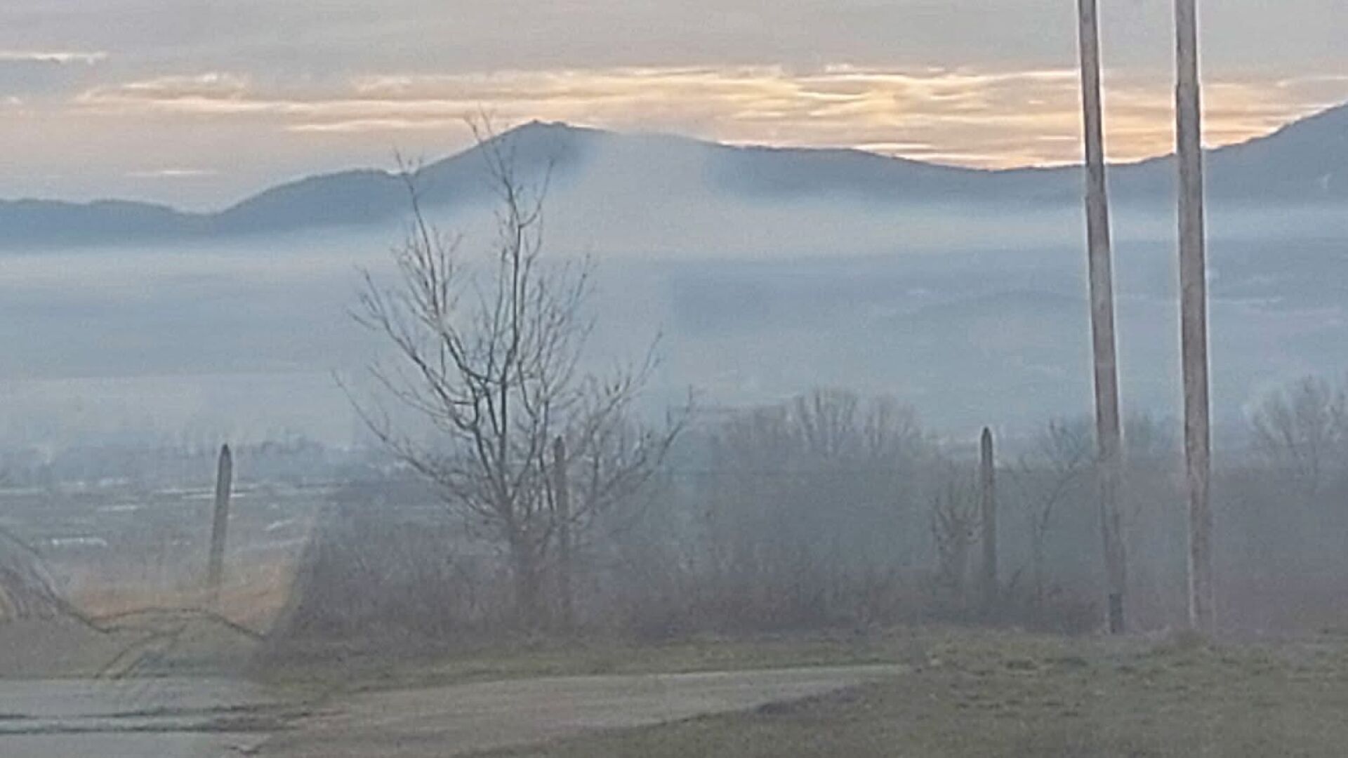 Пожар избухна в склад в Панагюрище (СНИМКИ)