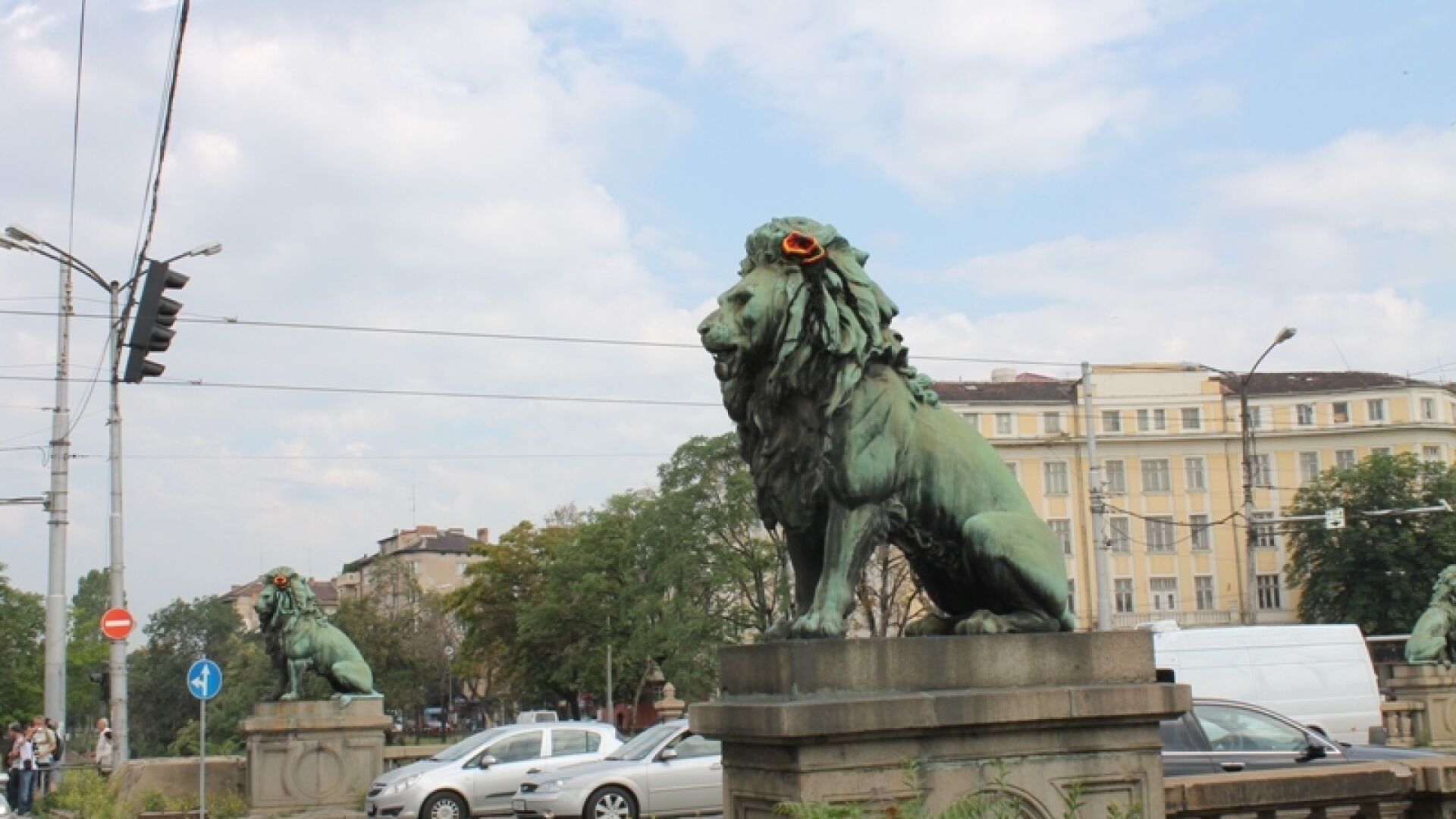 Лъвовете на Лъвов мост осъмнаха с расти в стил Snoop Lion