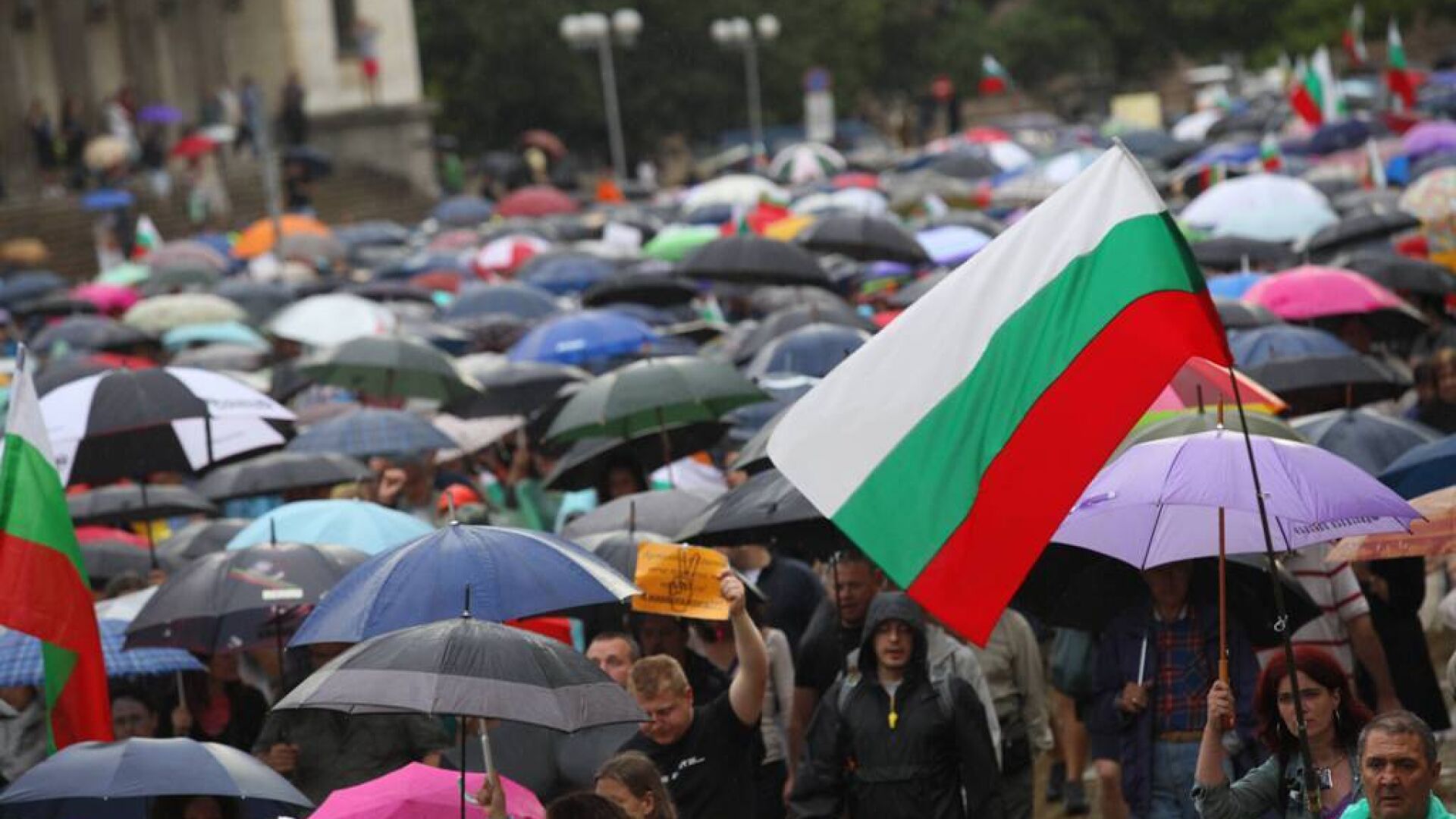 Дъждът намали посещаемостта, но не осуети 23-ия ден на антиправителствен протест