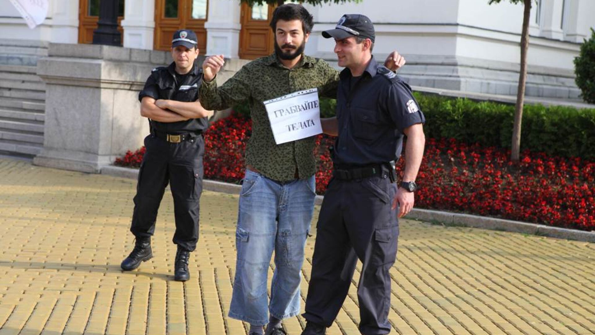 Интелектуалци бяха задържани, прескочиха загражденията пред НС
