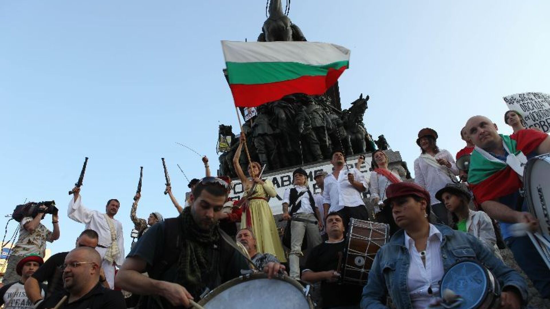 „Френски революционери” искат свобода в 30-ия ден на протести
