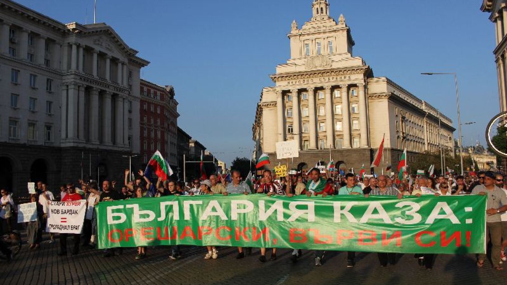 Протестът изненада с посоката си и стигна Централна гара