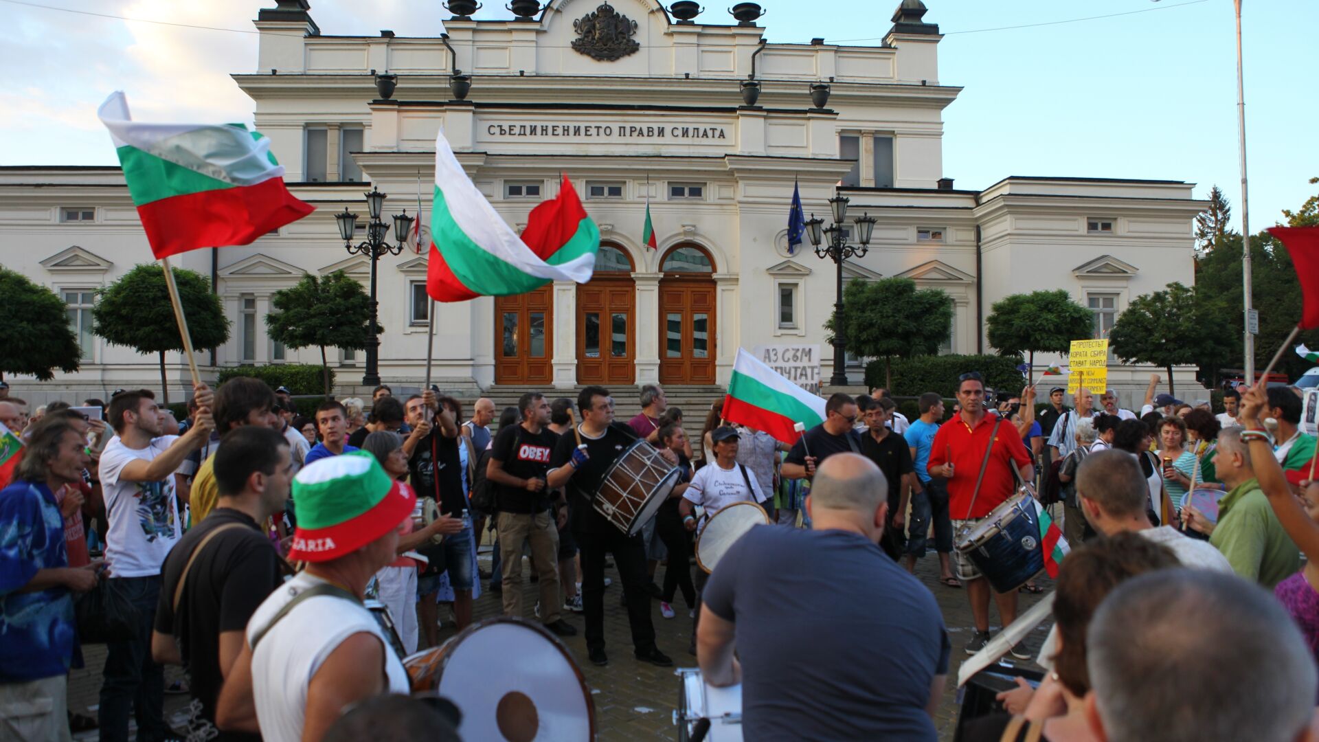 Мирен протест пред празен парламент в 48-я ден на недоволство