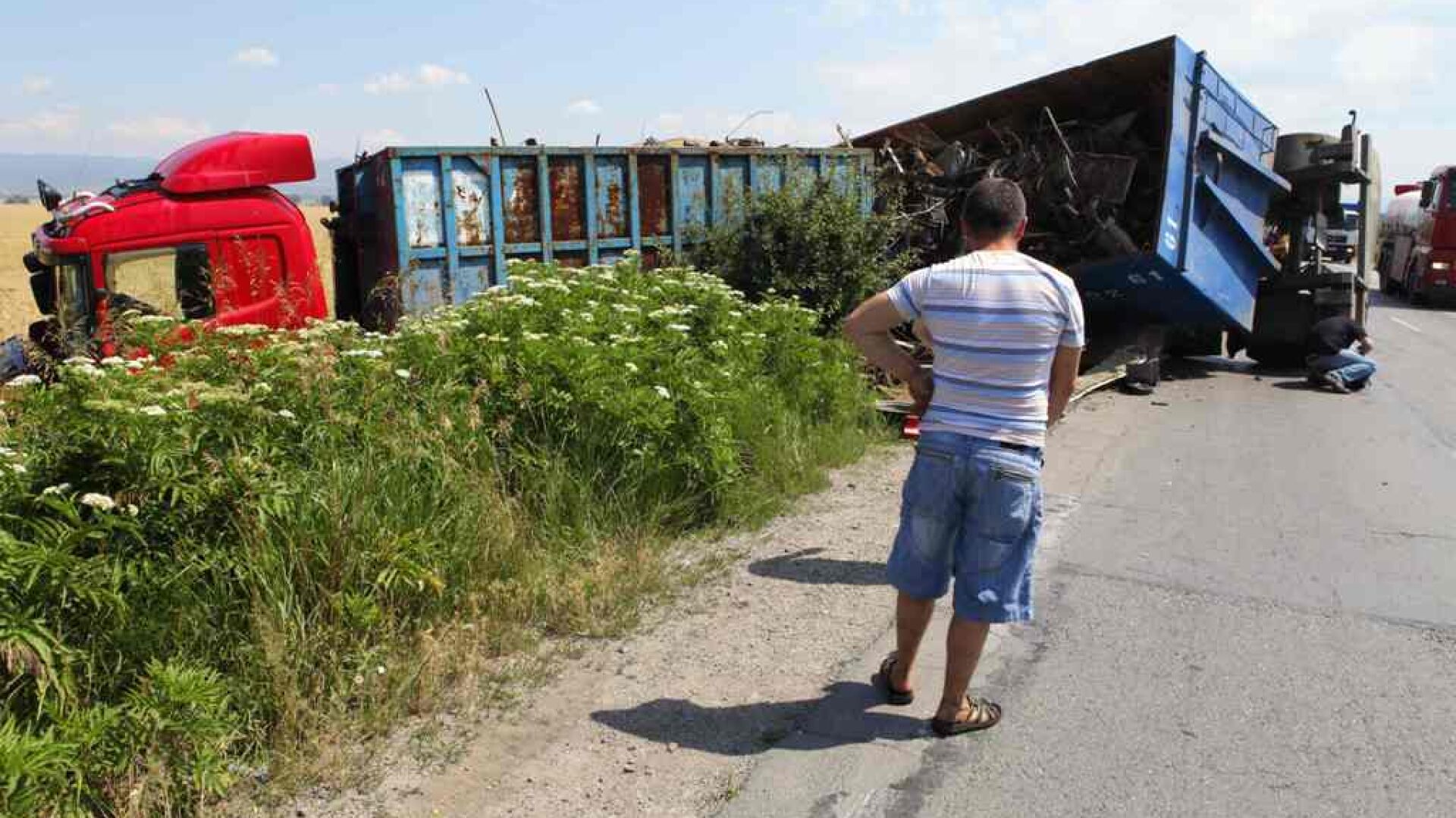 Камион се удари в кола на Околовръстното в София, един загина (СНИМКИ)