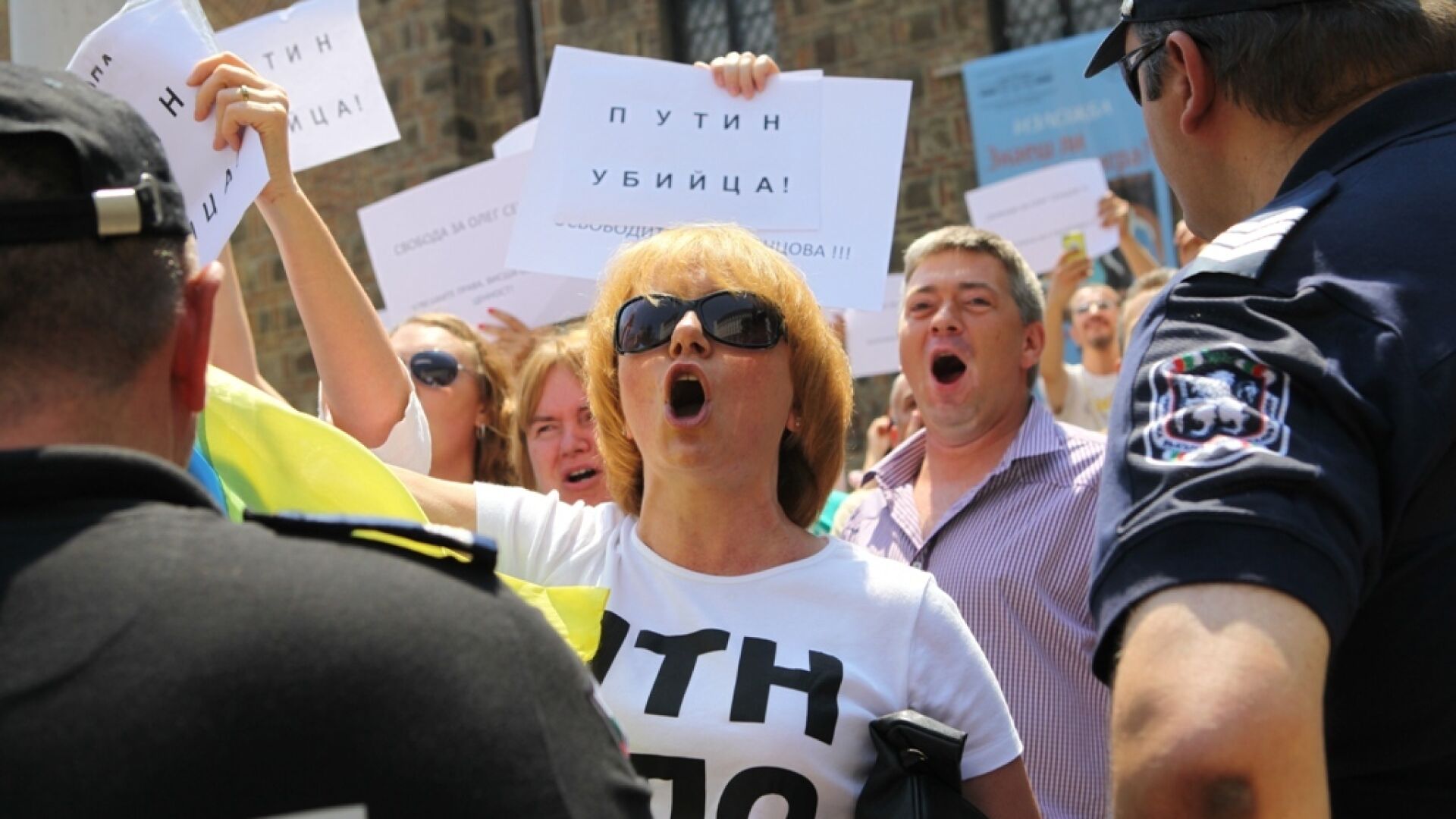 Протест и контрапротест посрещнаха Лавров в София (СНИМКИ)