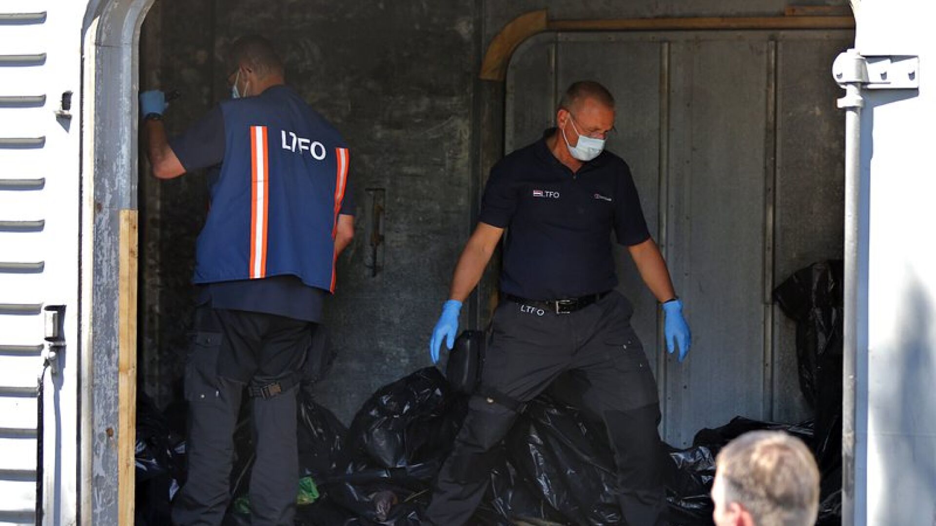 Чужди експерти при вагоните със загинали на MH17 (СНИМКИ)