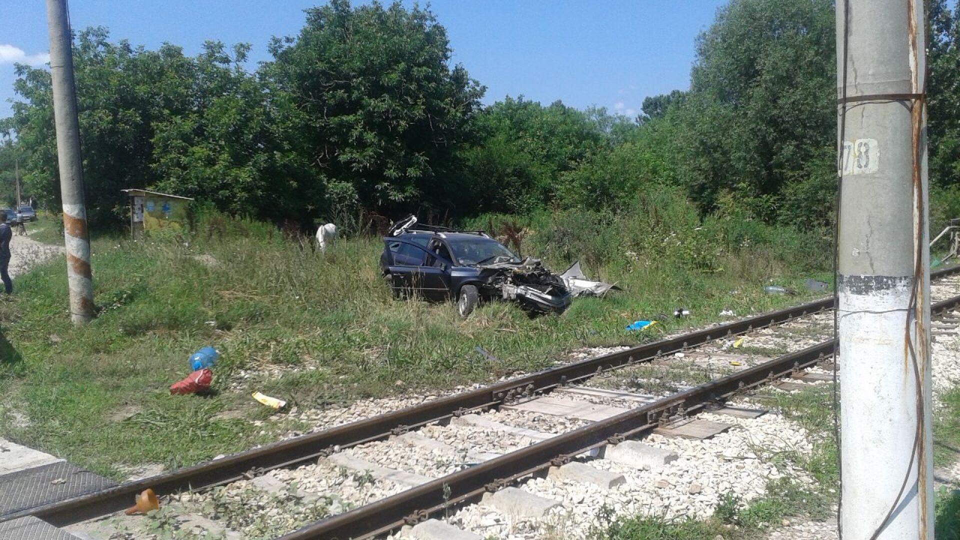 Влак удари кола на прелез в Мърчево (СНИМКИ)