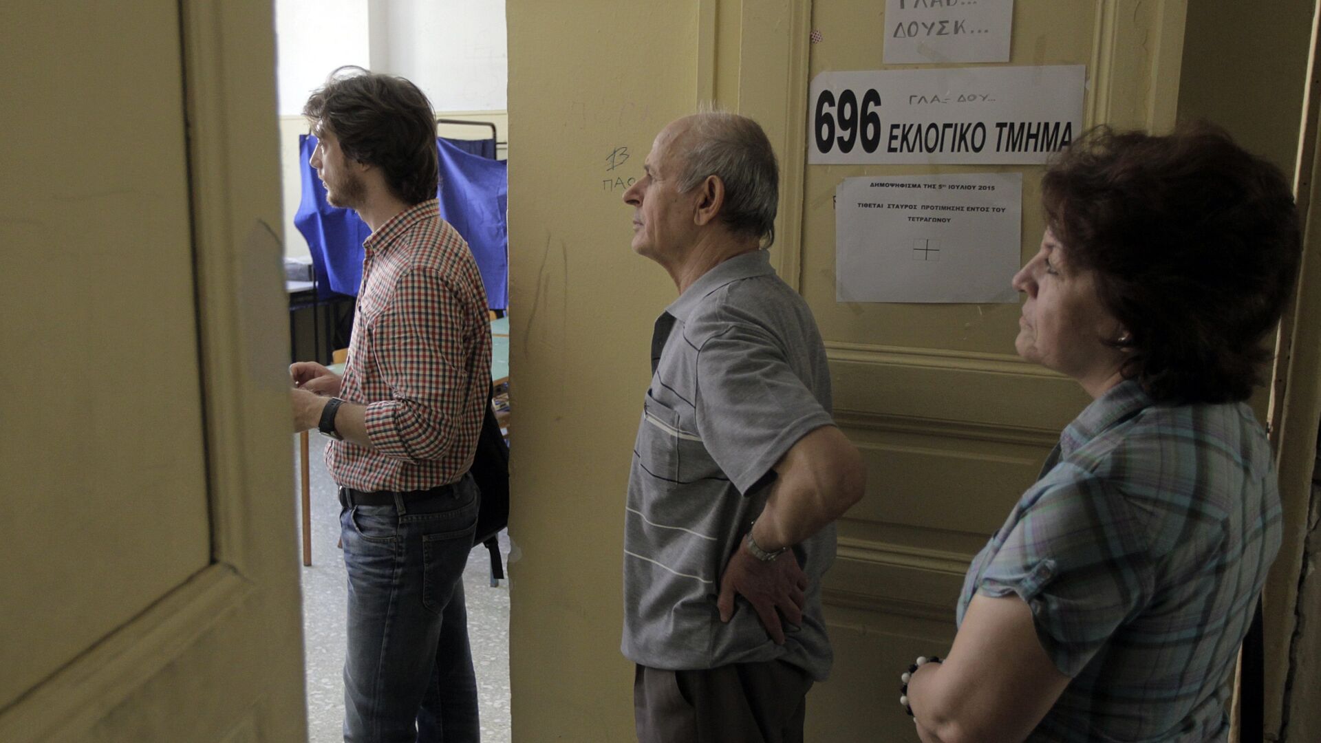 Пред урните, пред банкомата или на кафе – гърците в деня на референдума (СНИМКИ)
