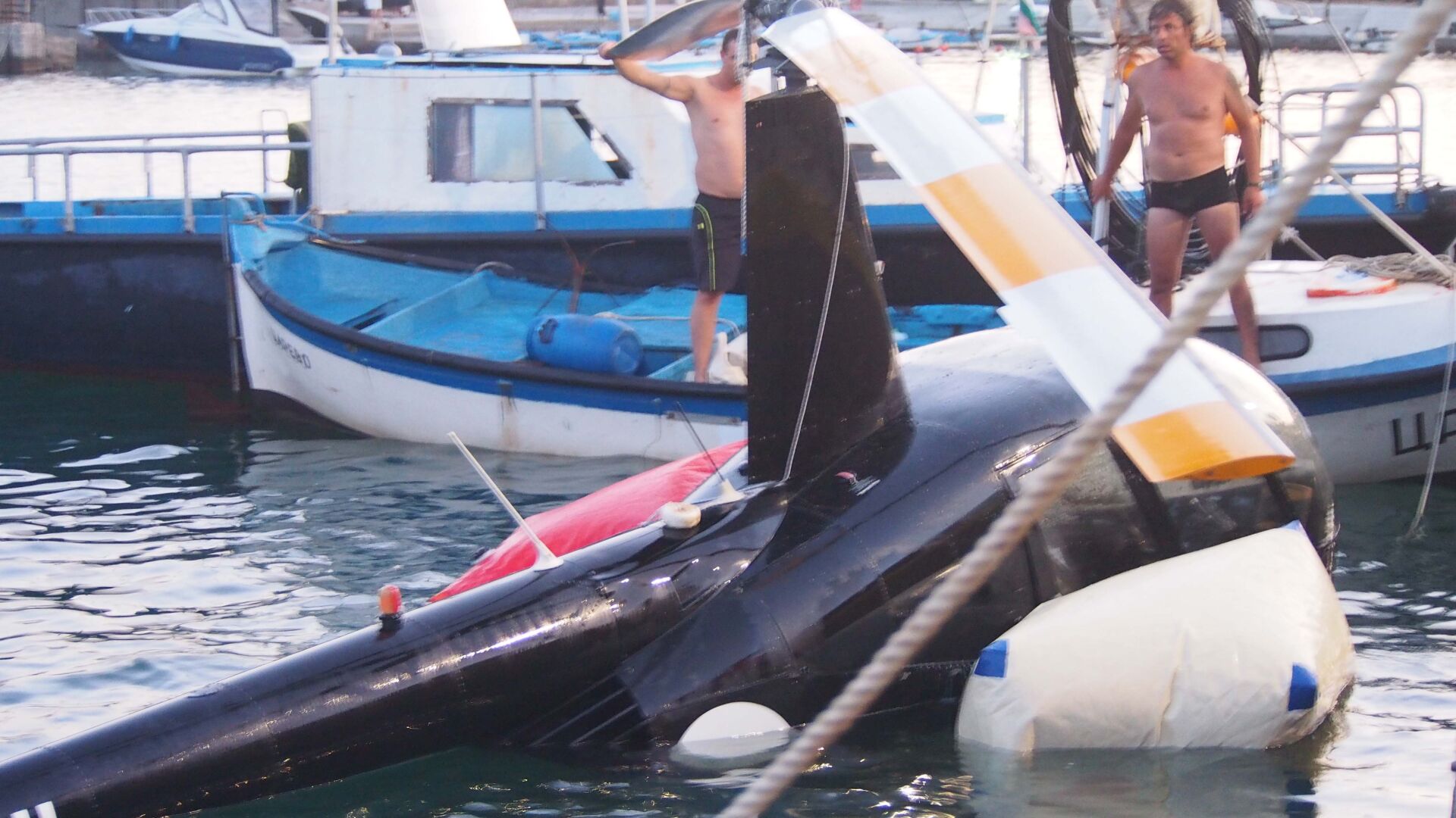 Извадиха от морето падналия в Царево хеликоптер 