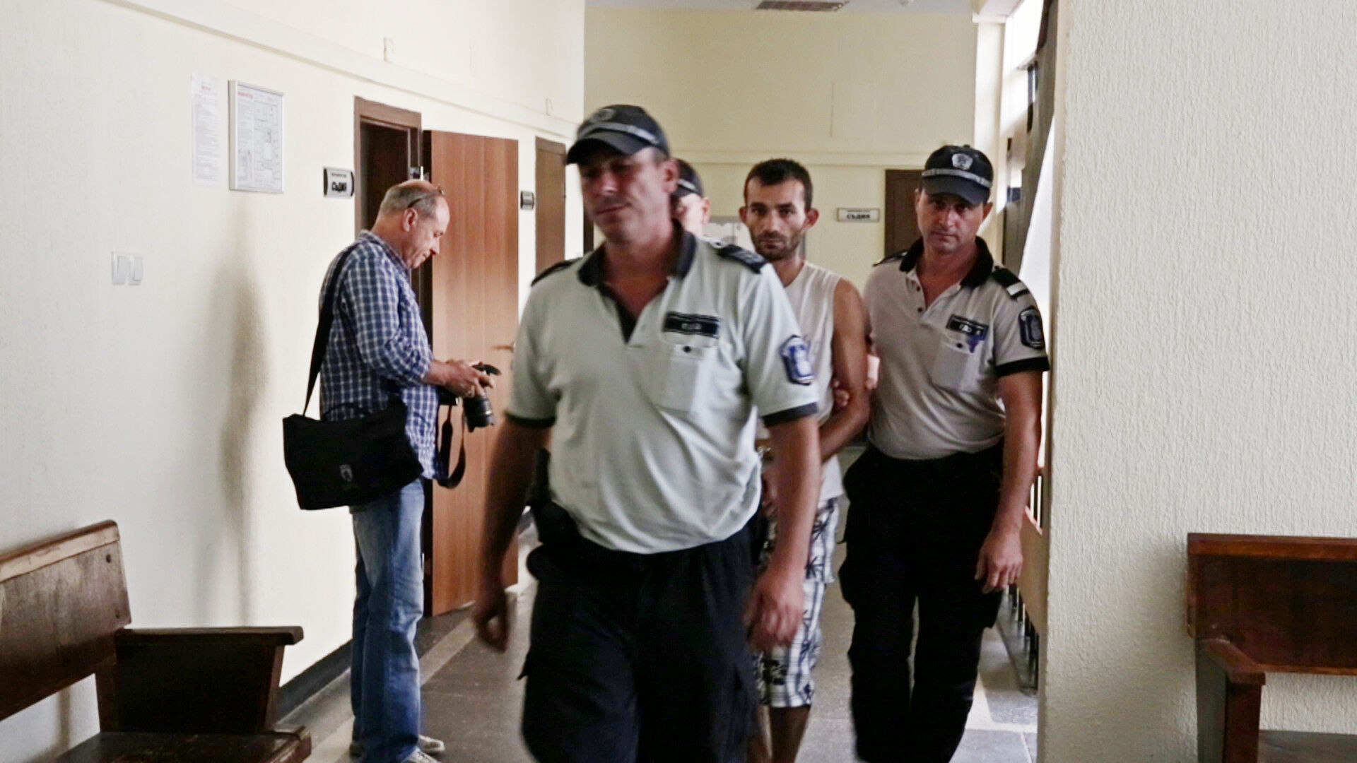 Постоянен арест за бащата, хвърлил детето си в тоалетна