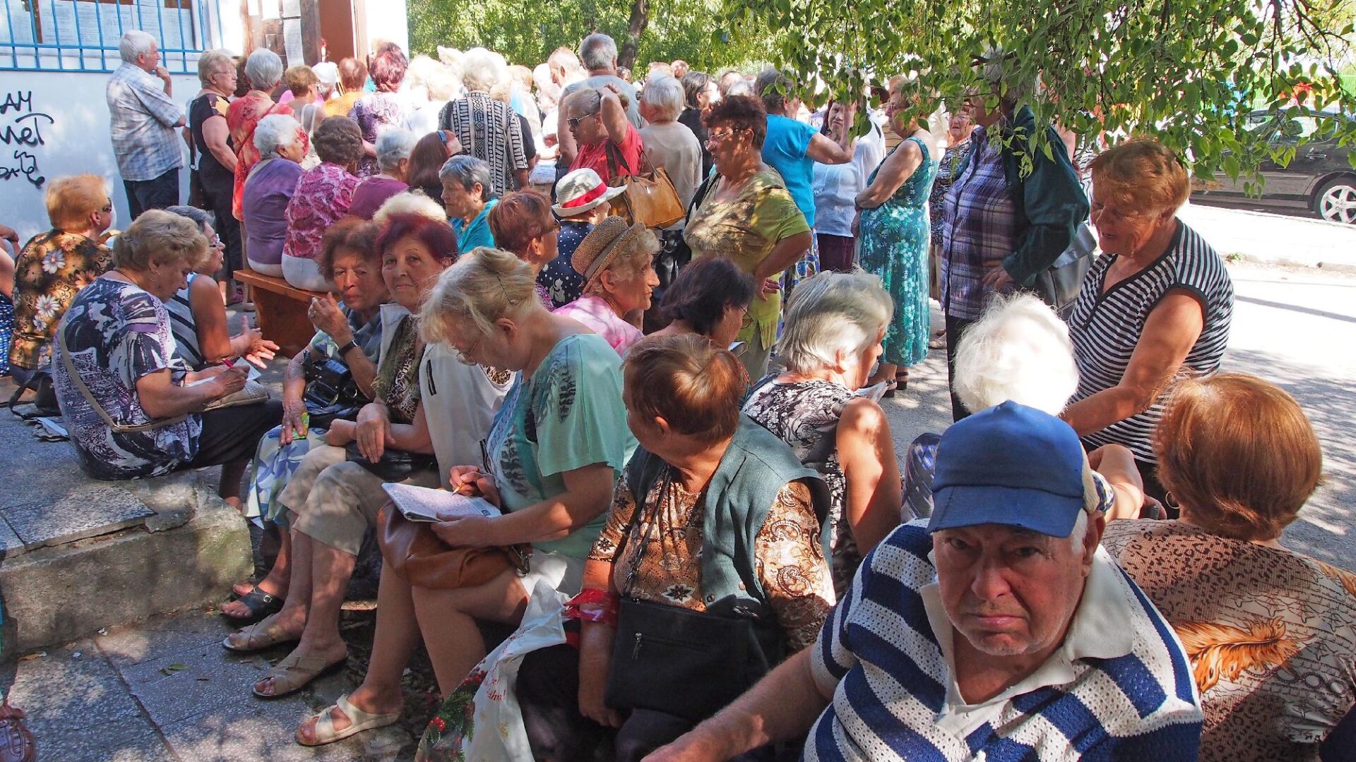 Десетки варненски пенсионери чакат на опашки в жегата (СНИМКИ)