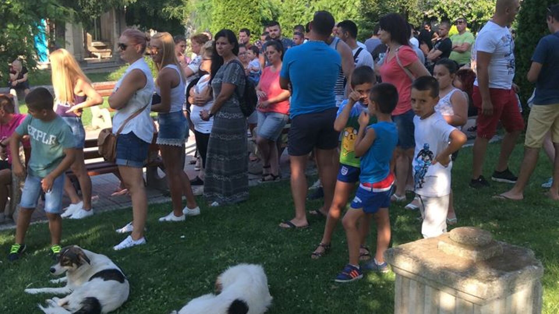 Бяла: Близо 200 души на протест, след като 18-годишен беше пребит за цигара