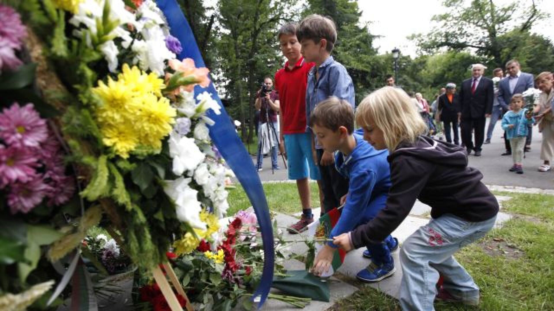 Цветя и венци за 180 години от рождението на Васил Левски (ГАЛЕРИЯ)